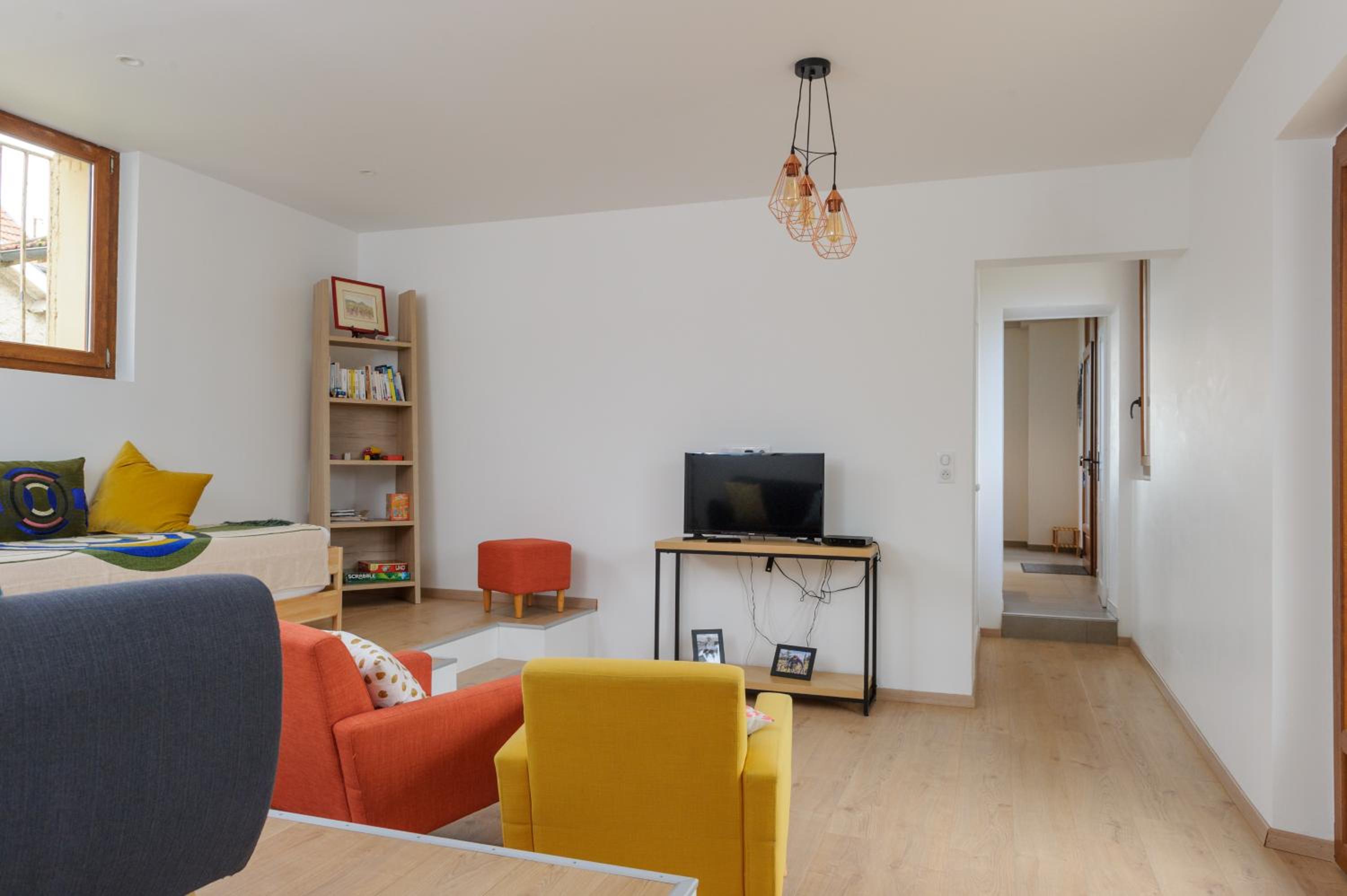 Five-Bedroom House - Photo 16