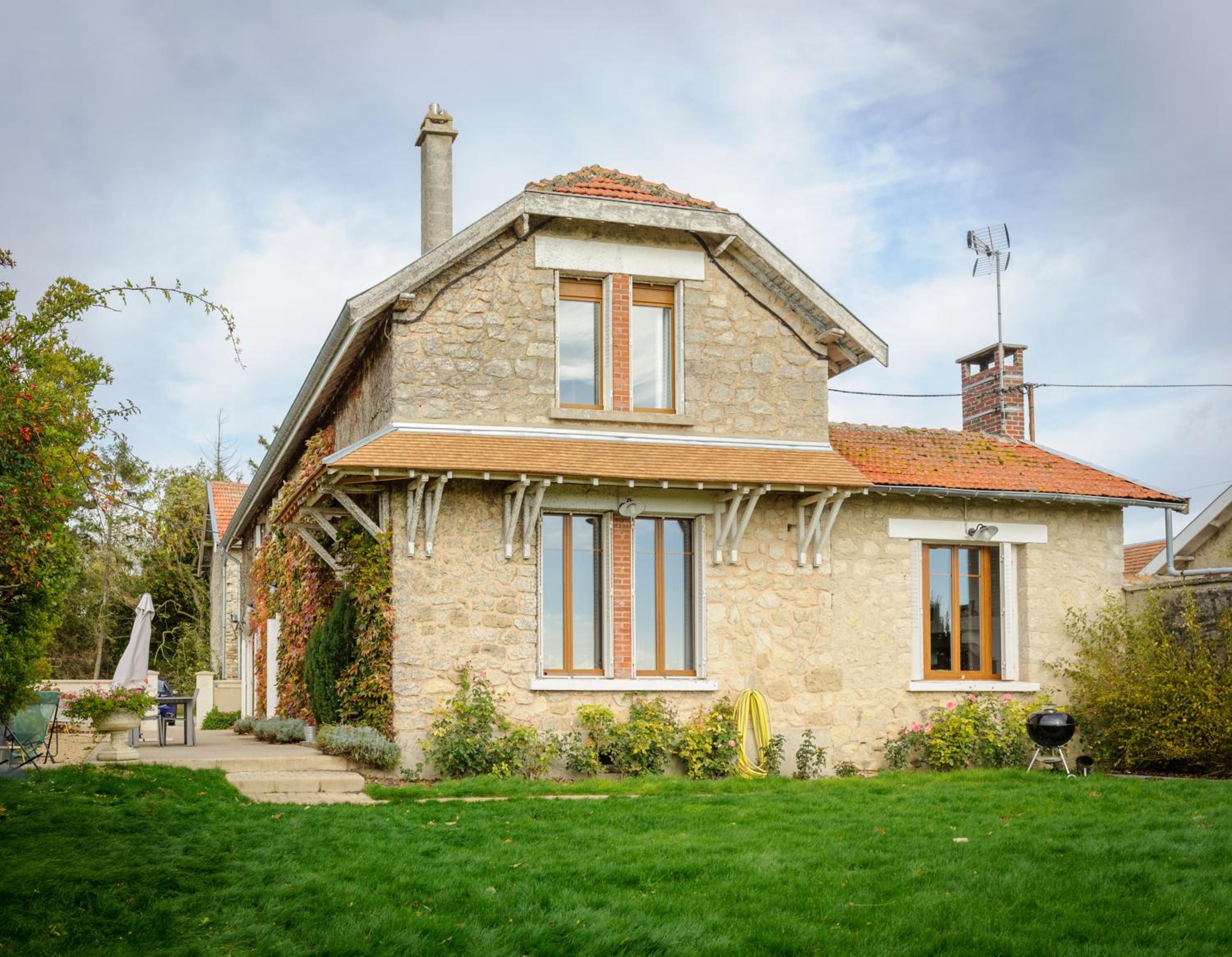 Five-Bedroom House - Photo 24