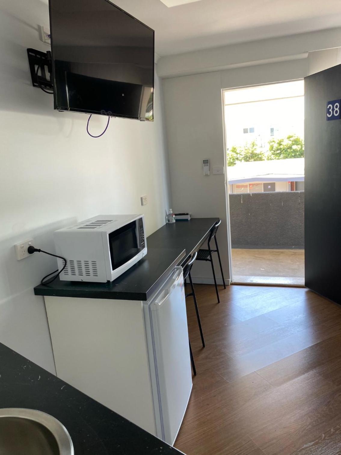 Deluxe King Room with Kitchenette photo 3