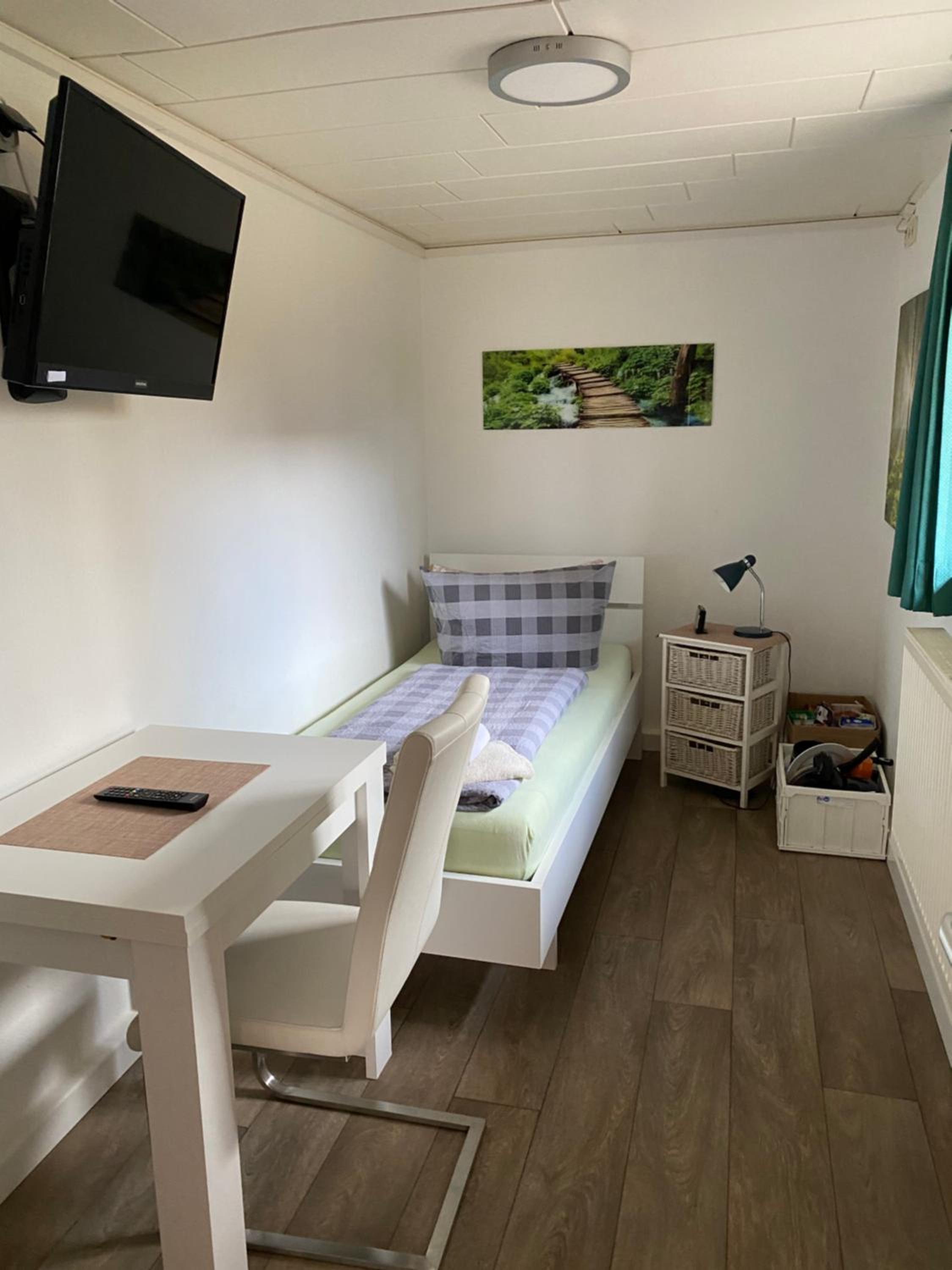 Single Room with Shared Shower and Toilet photo 1
