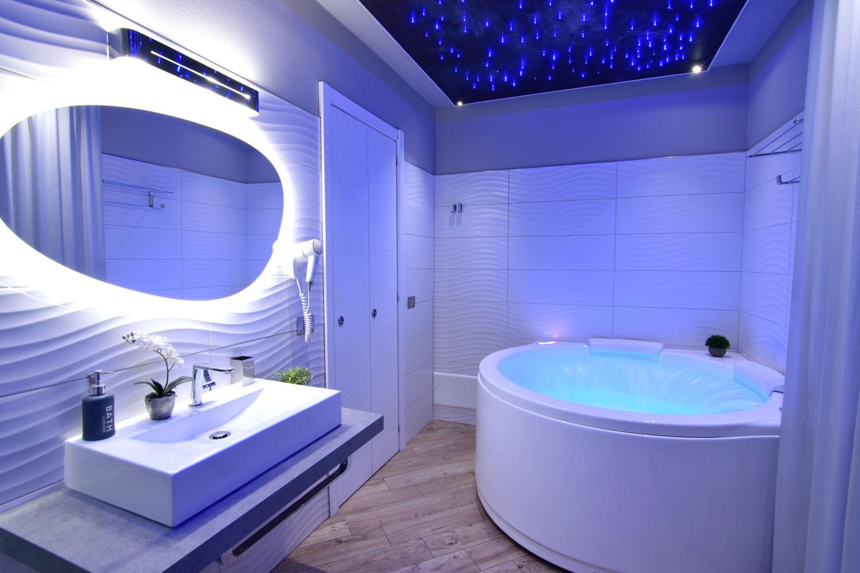 Suite with Hot Tub photo 3