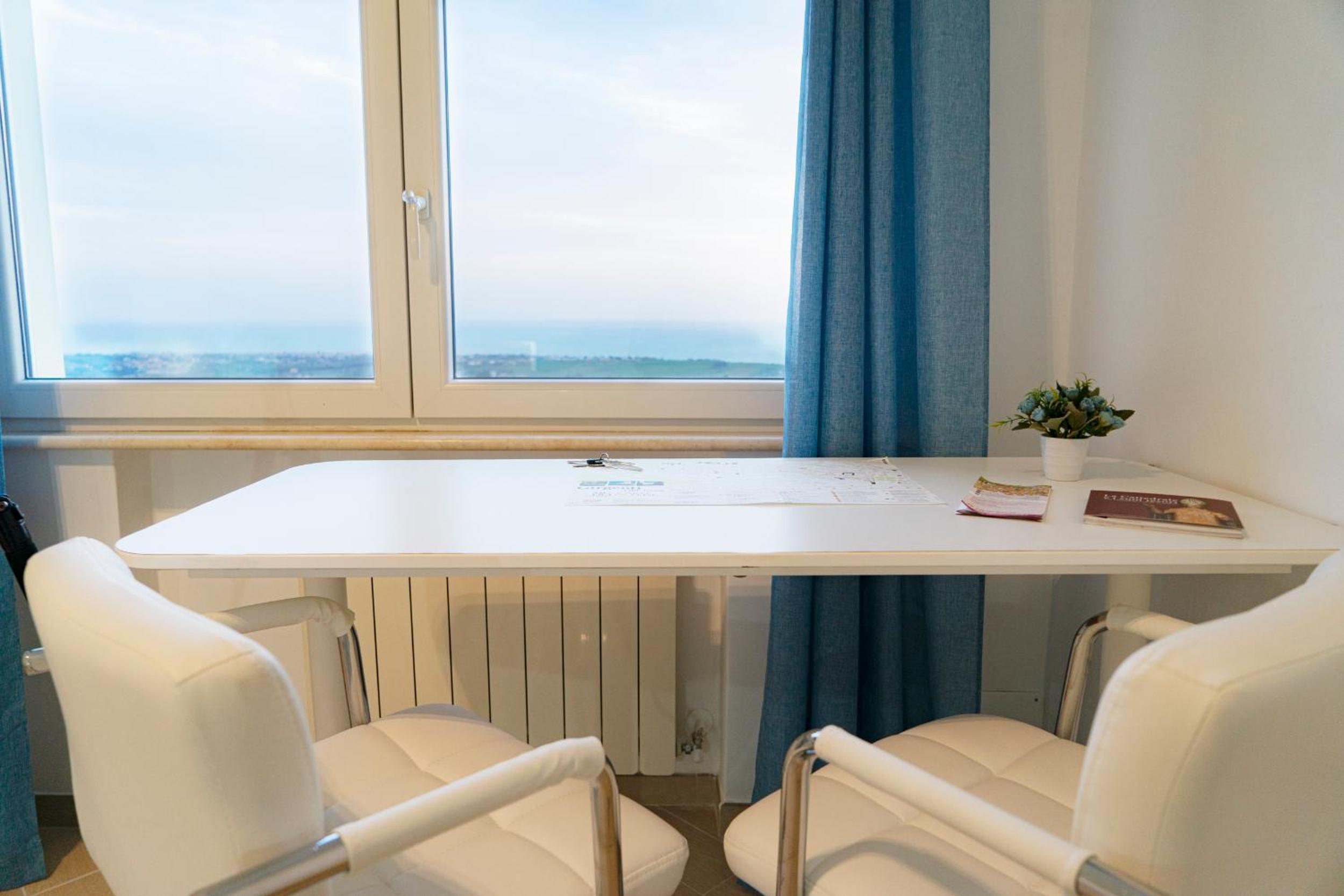 Double Room with Sea View - Photo 3