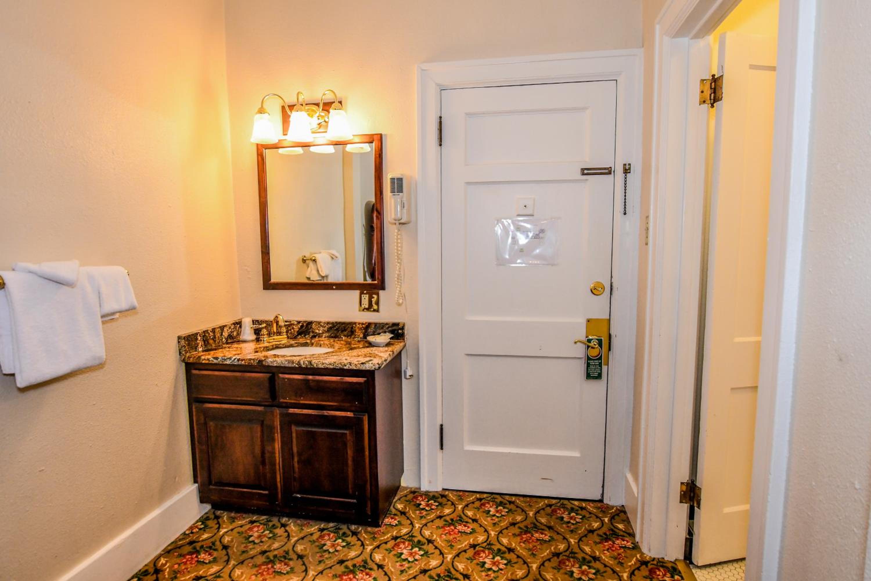 Standard King Room photo 3