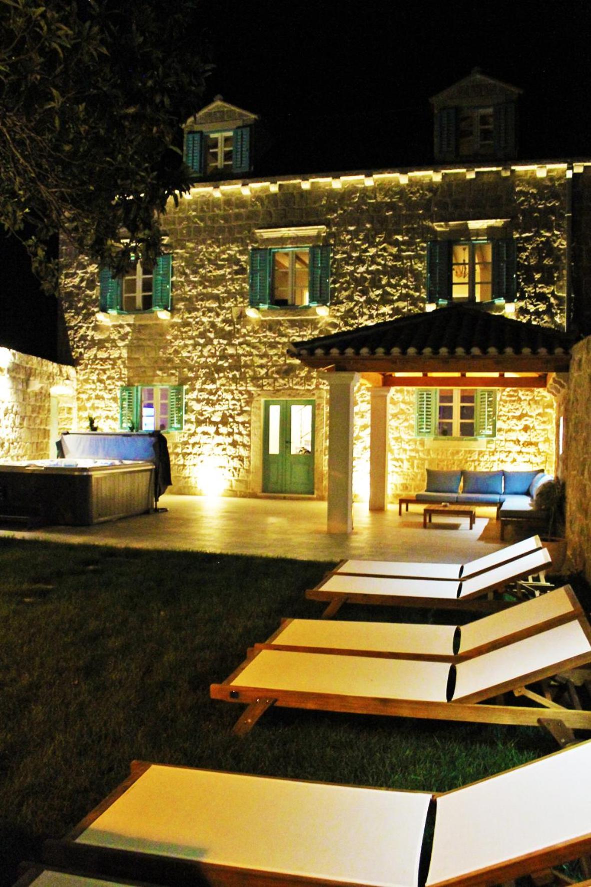 Four-Bedroom Villa with Jacuzzi photo 2