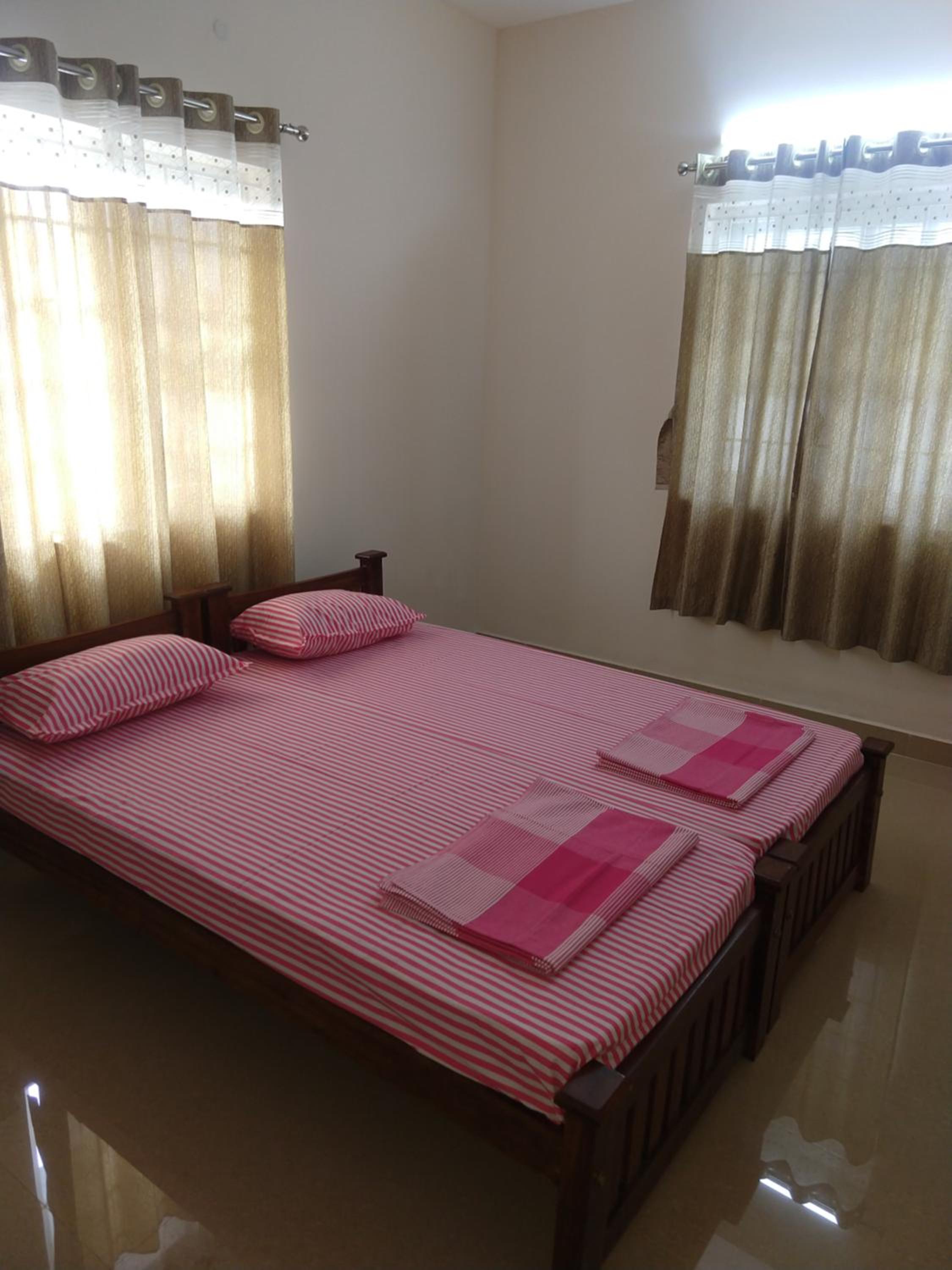 Standard Double Room with Fan - Photo 8