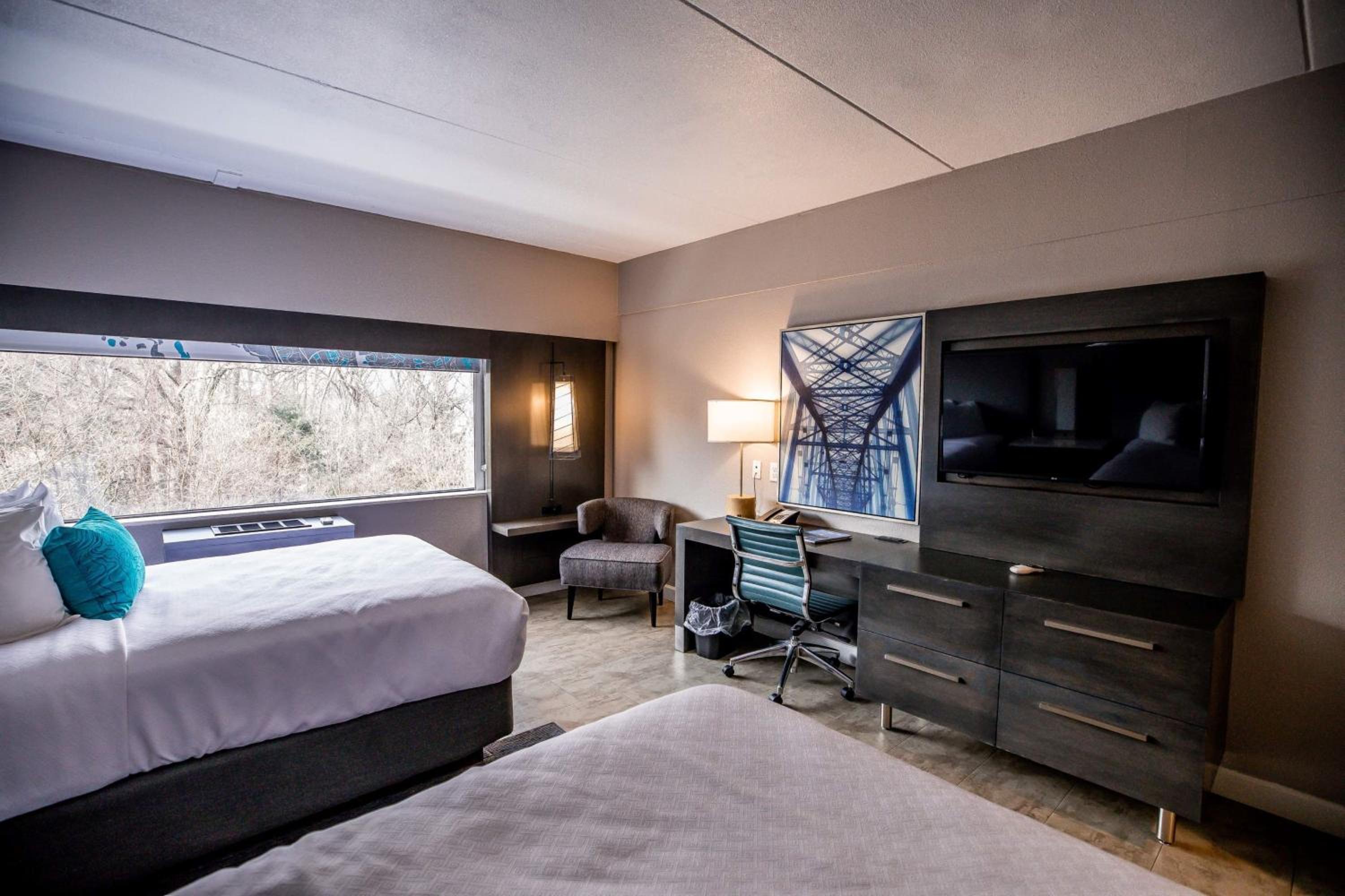 Standard Room with Two Queen Beds - Photo 4