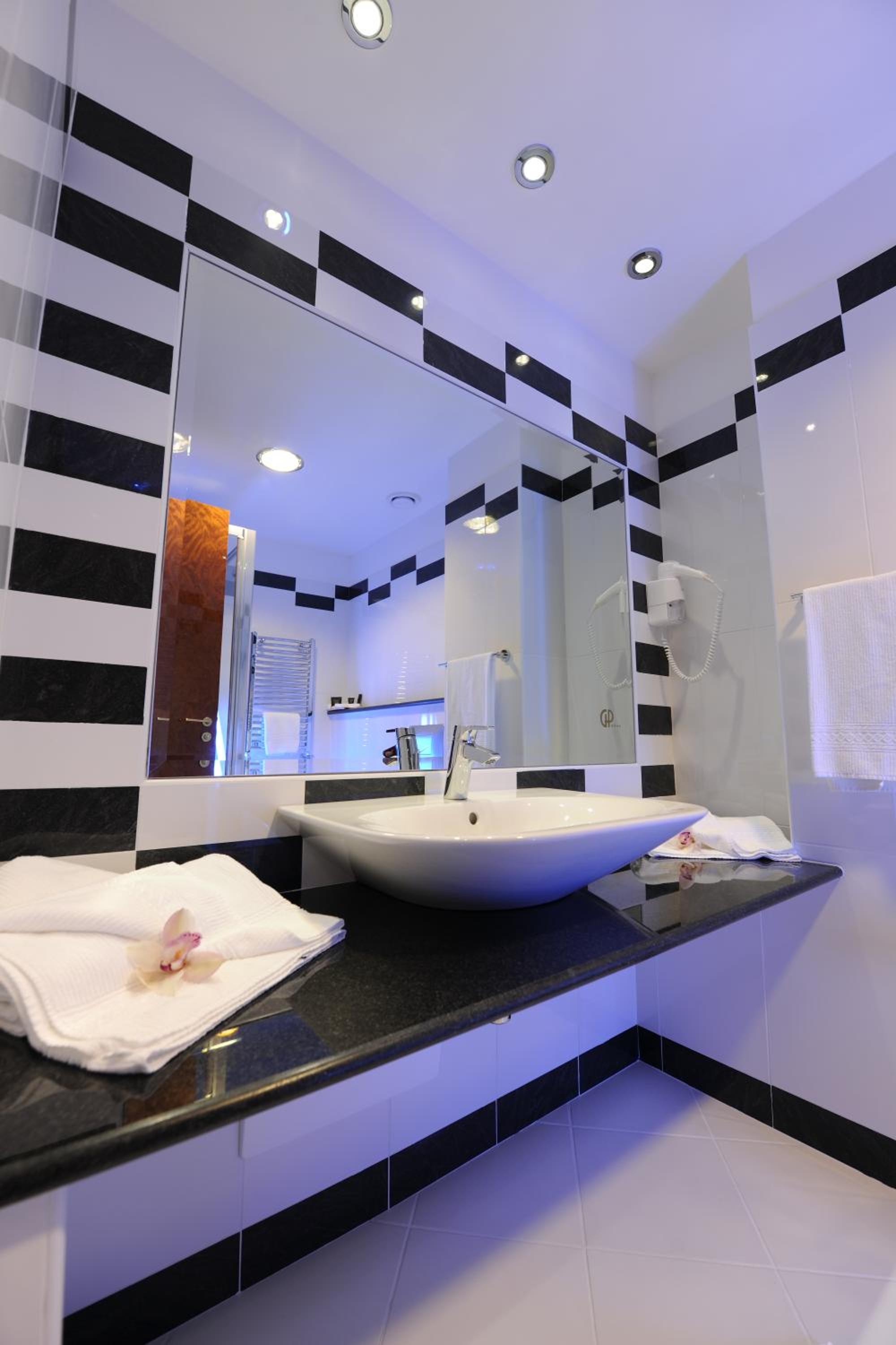 Double Room - Photo 10