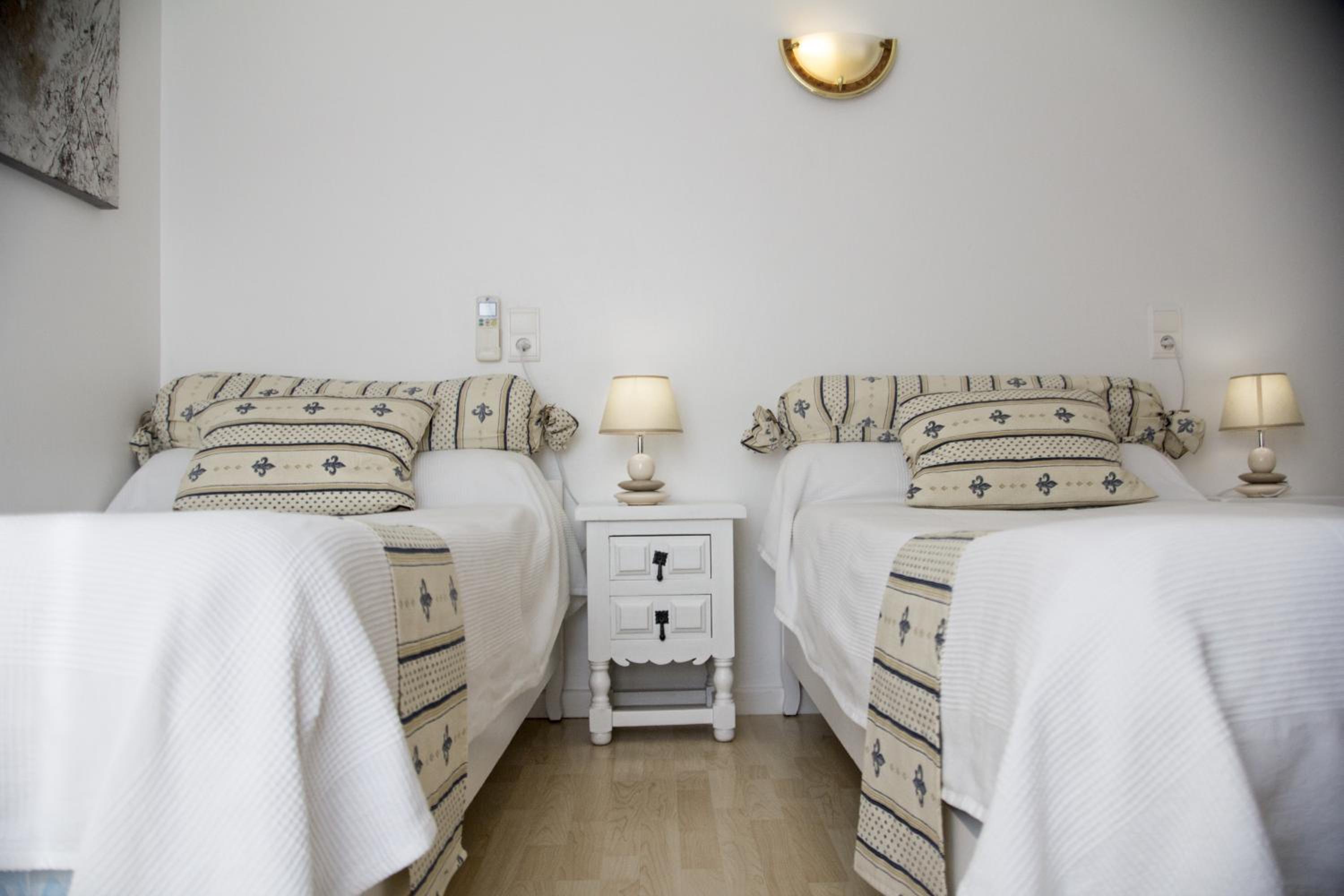 Twin Room - Photo 8