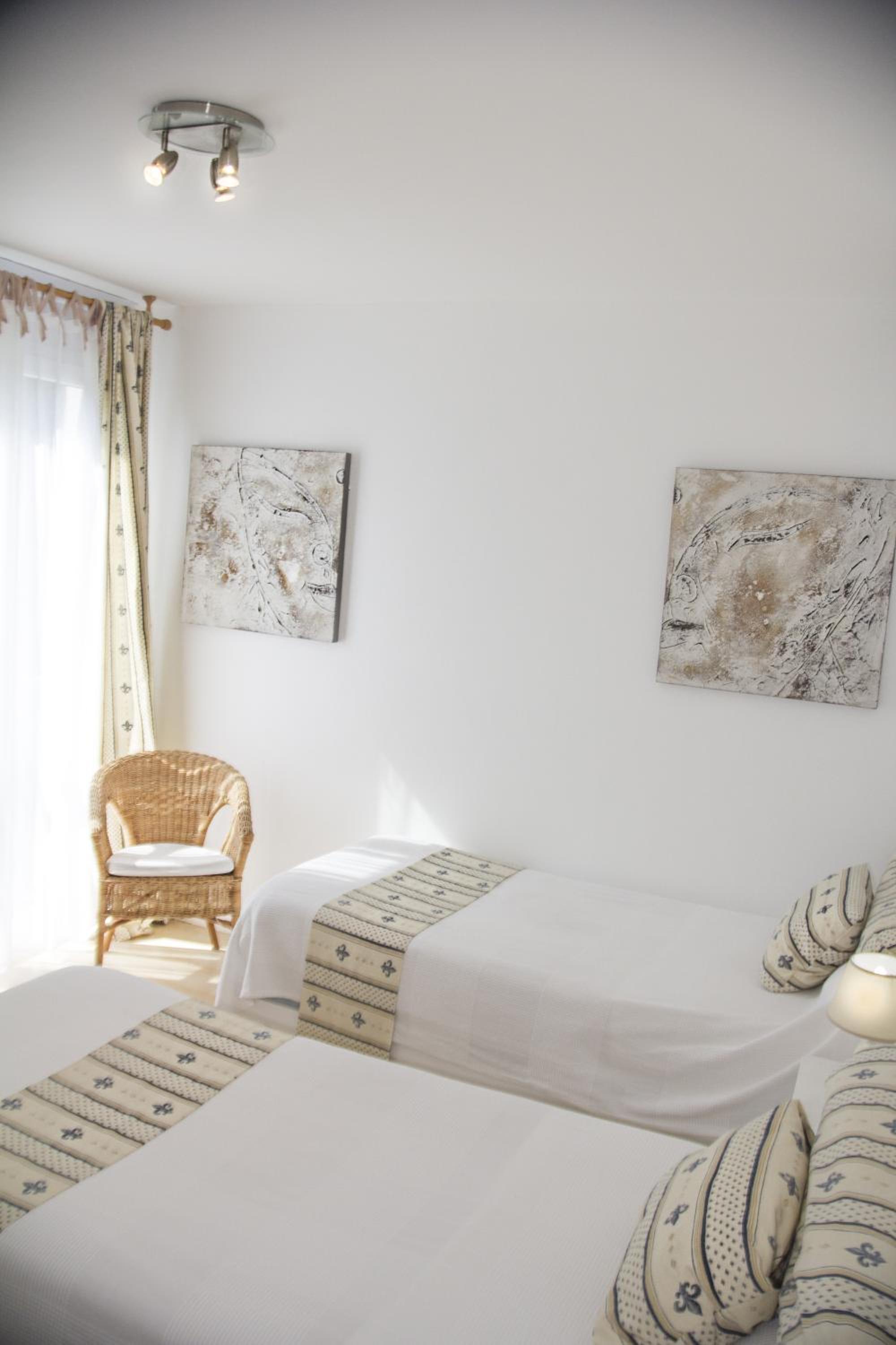 Twin Room - Photo 5