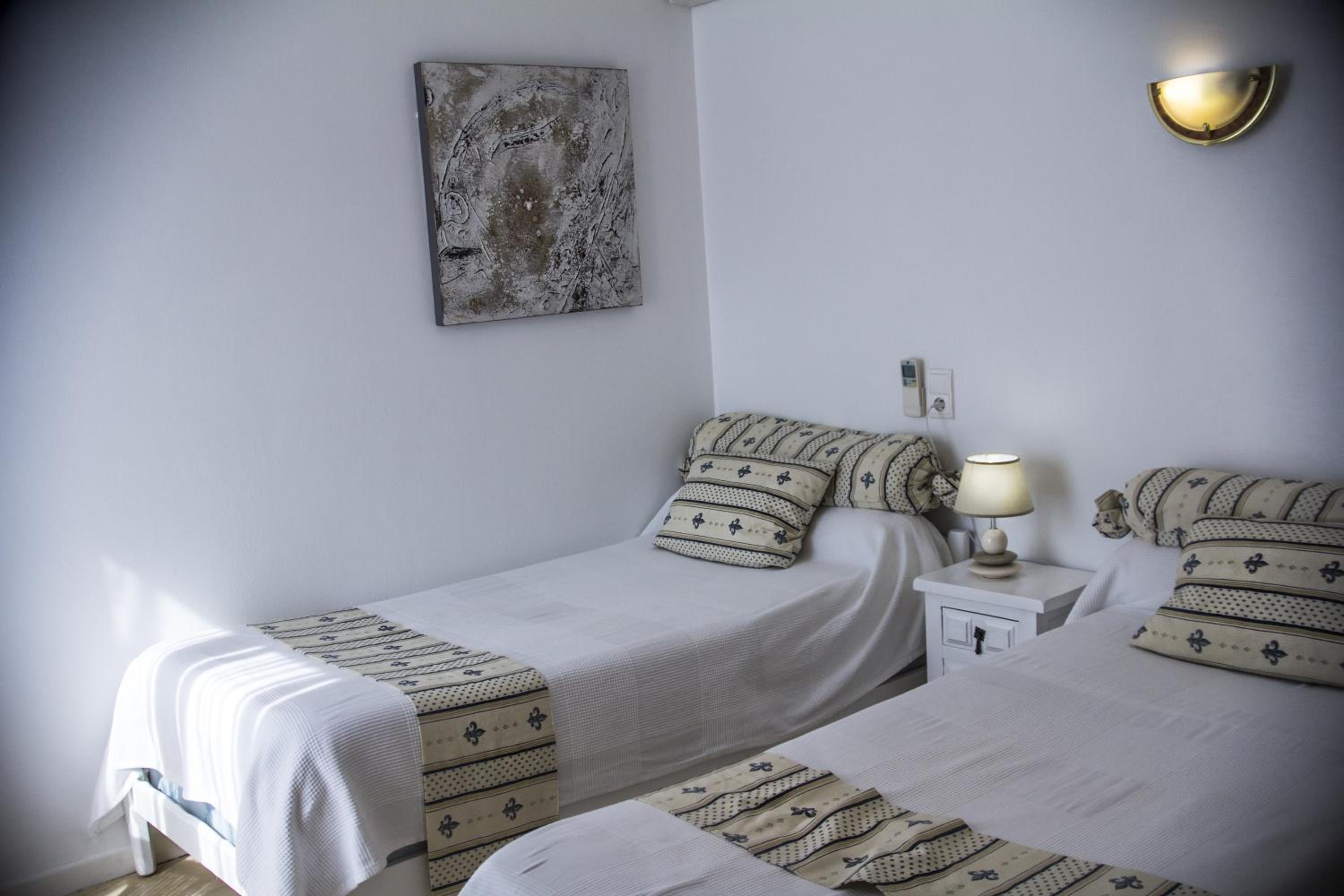 Twin Room - Photo 6