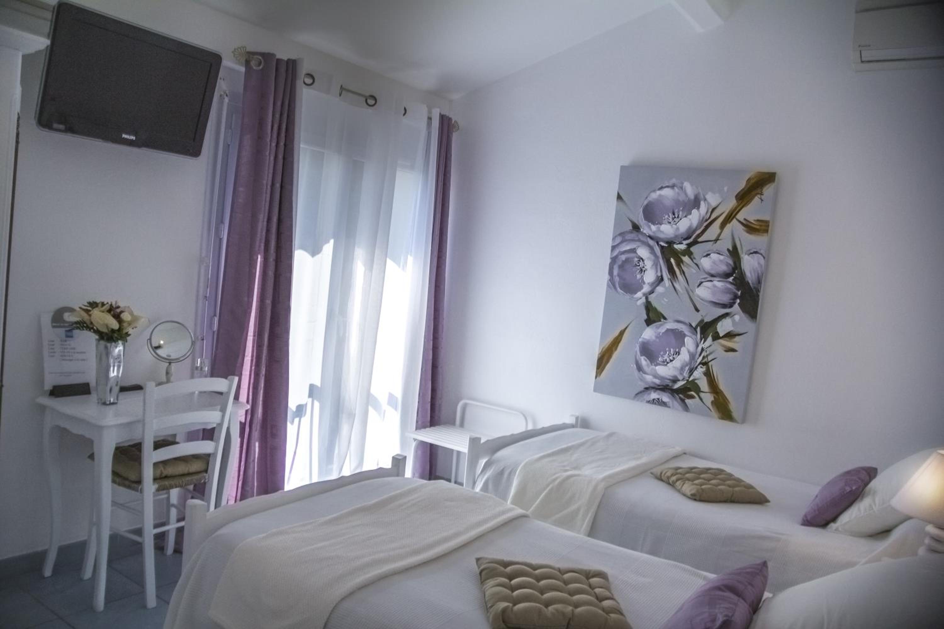 Twin Room - Photo 2
