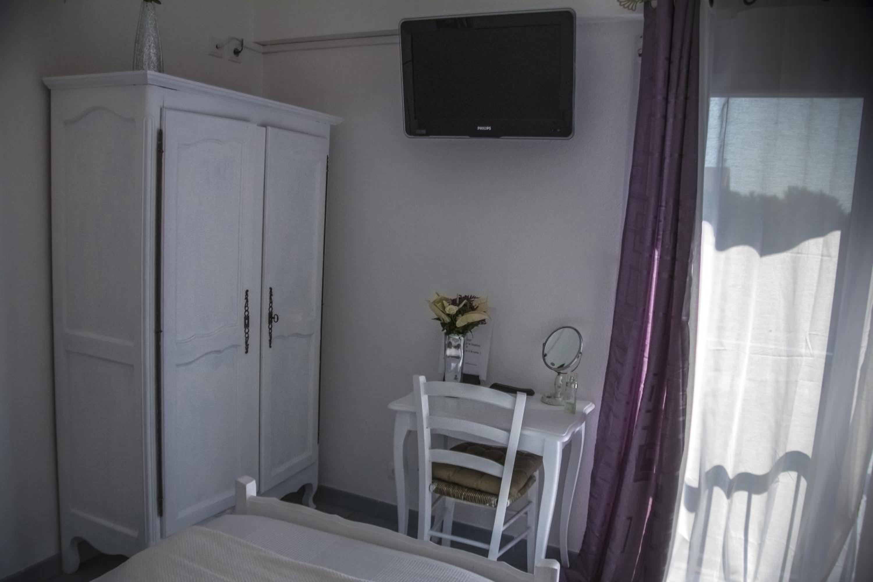 Twin Room - Photo 4
