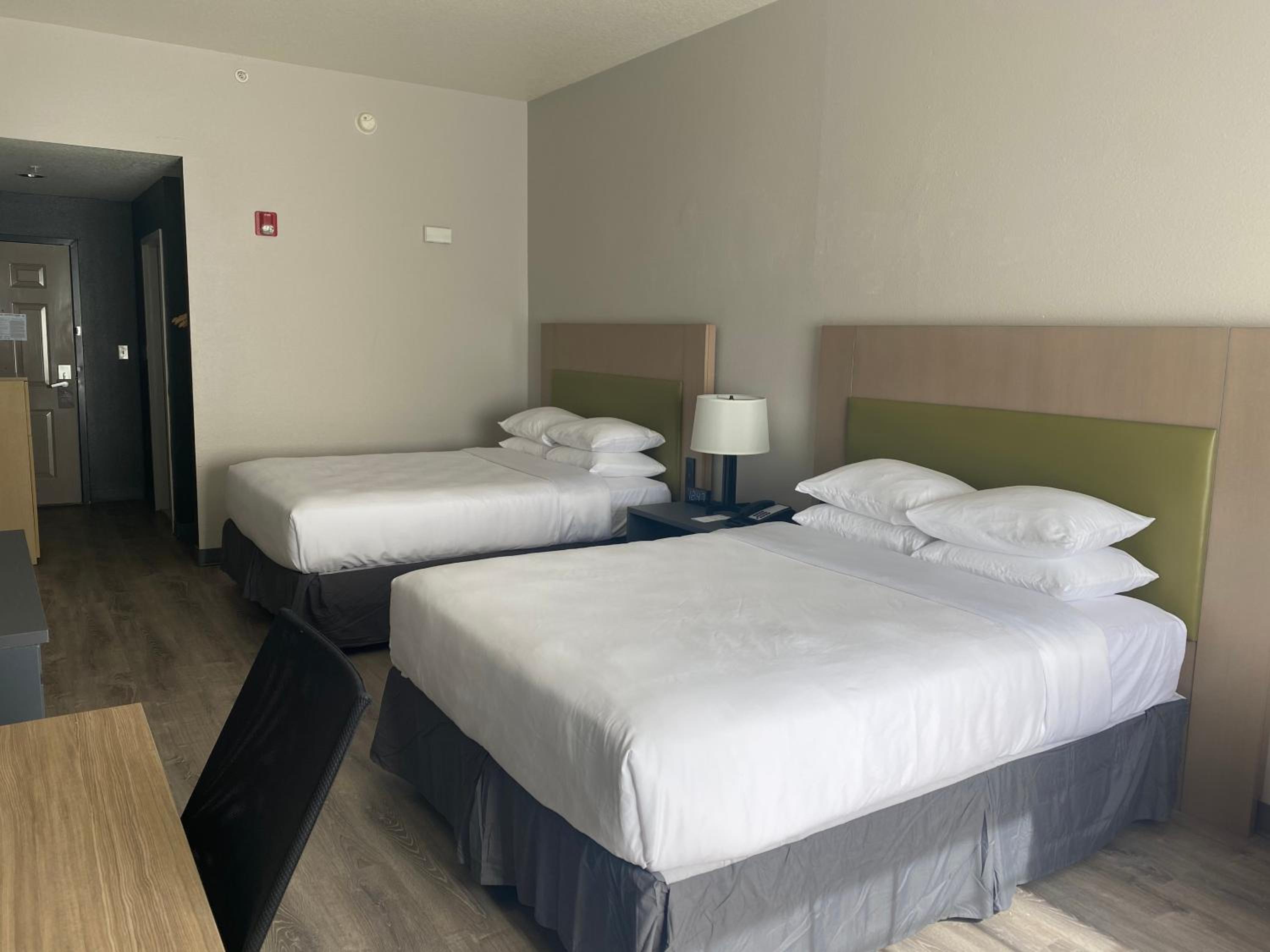 Queen Room with Two Queen Beds - Non-Smoking - Photo 1