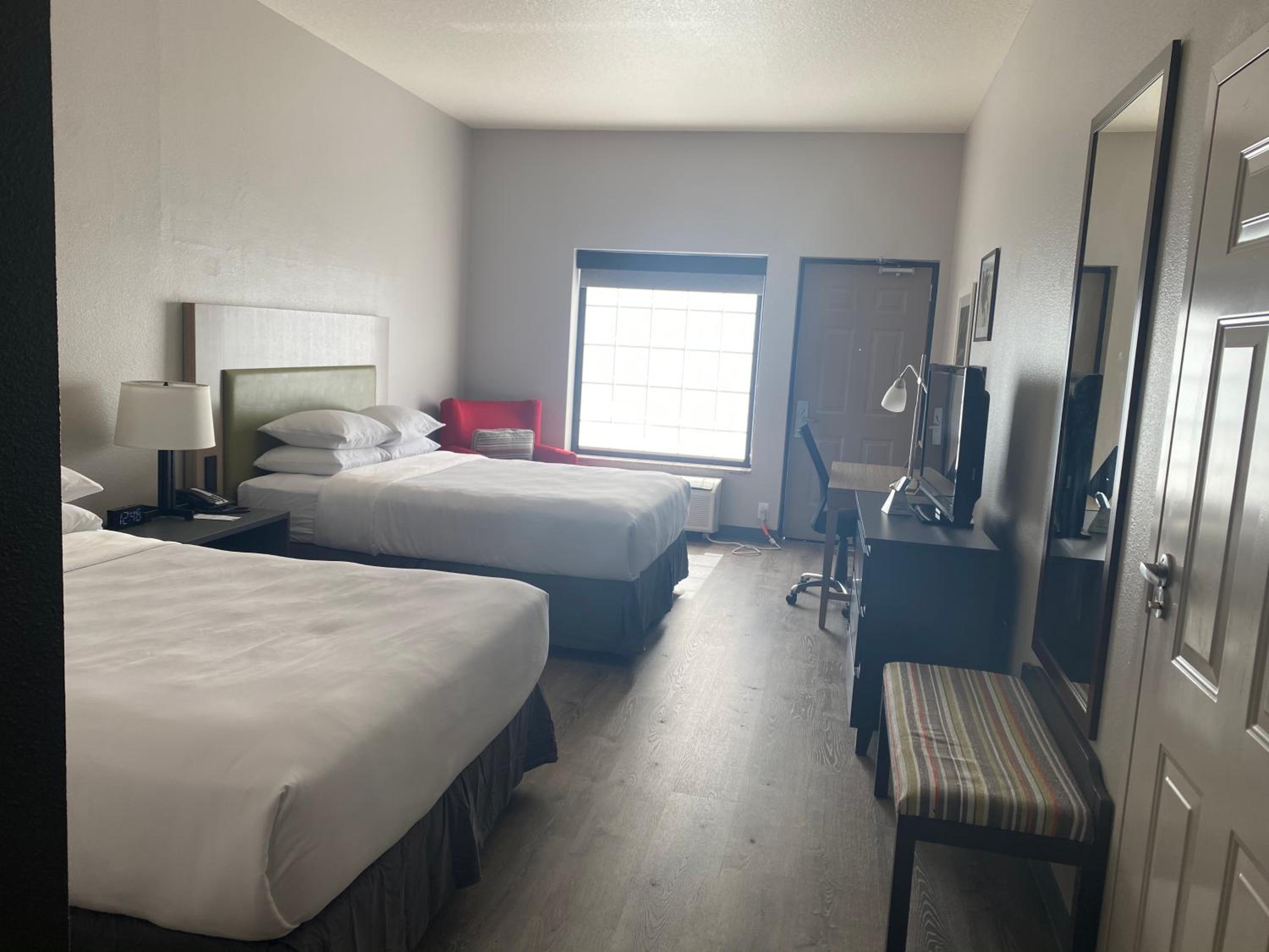 Queen Room with Two Queen Beds - Non-Smoking - Photo 5