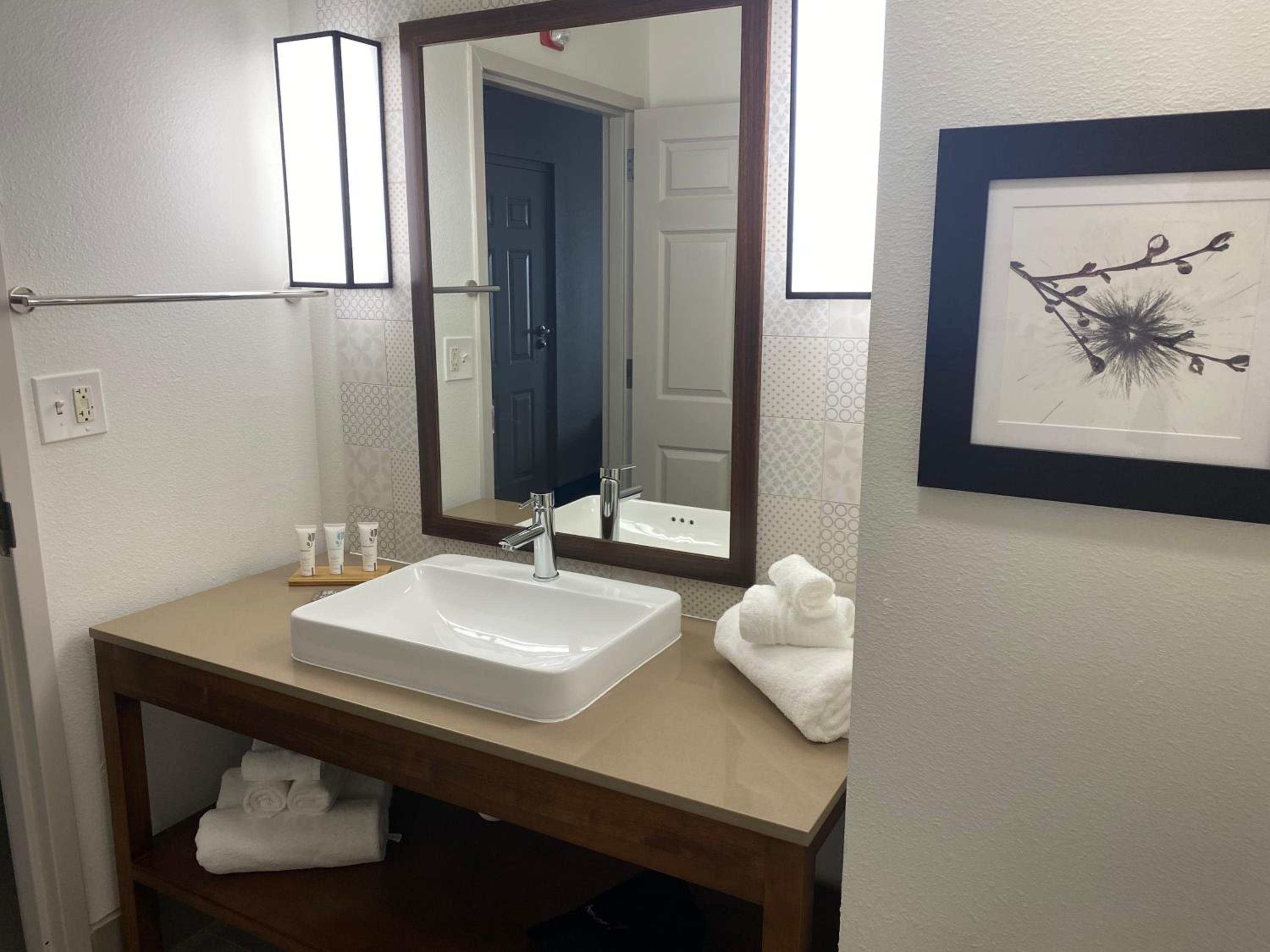 Queen Room with Two Queen Beds - Disability Access/Non-Smoking - Photo 3