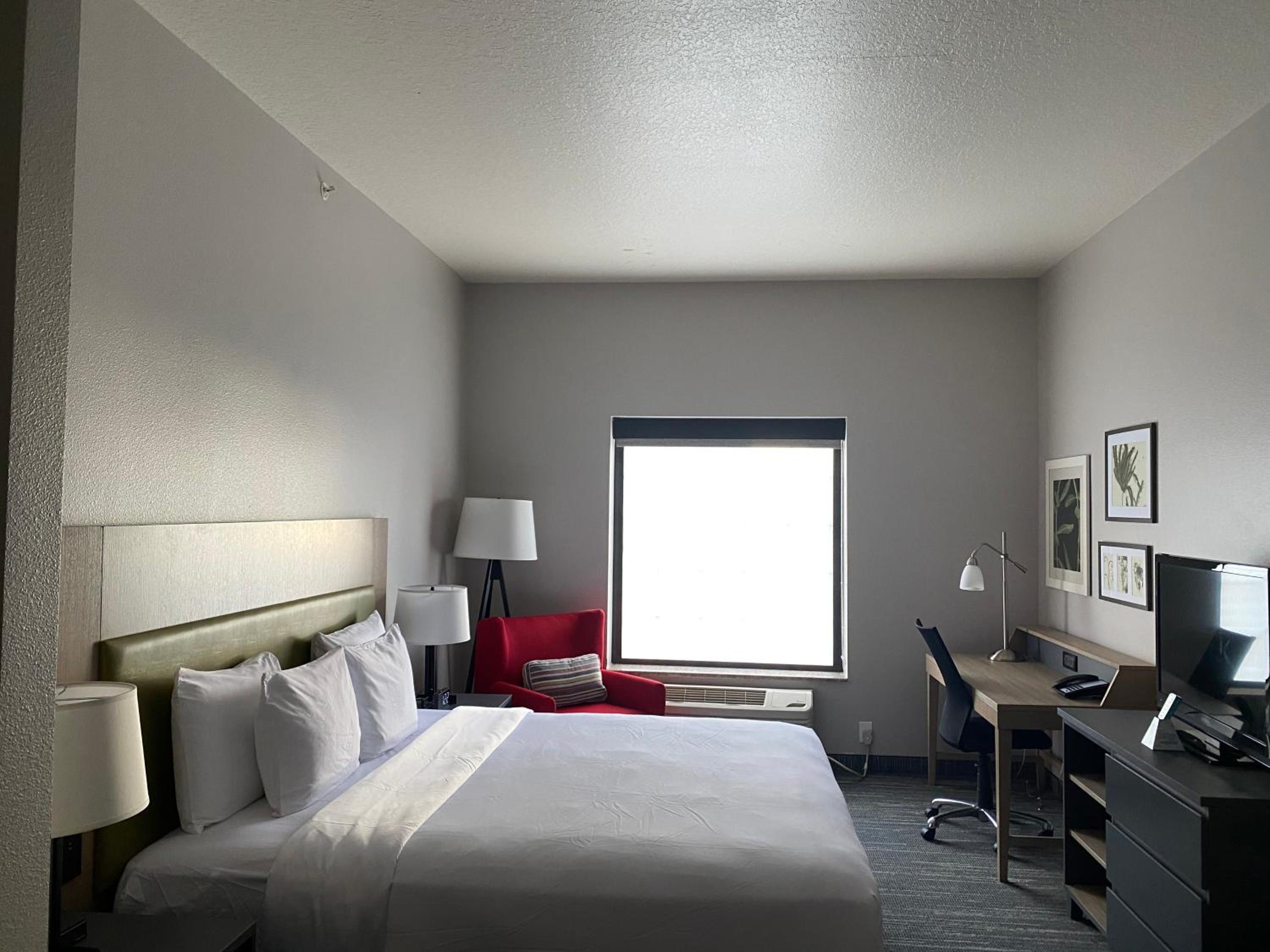 King Room - Non-Smoking - Photo 4