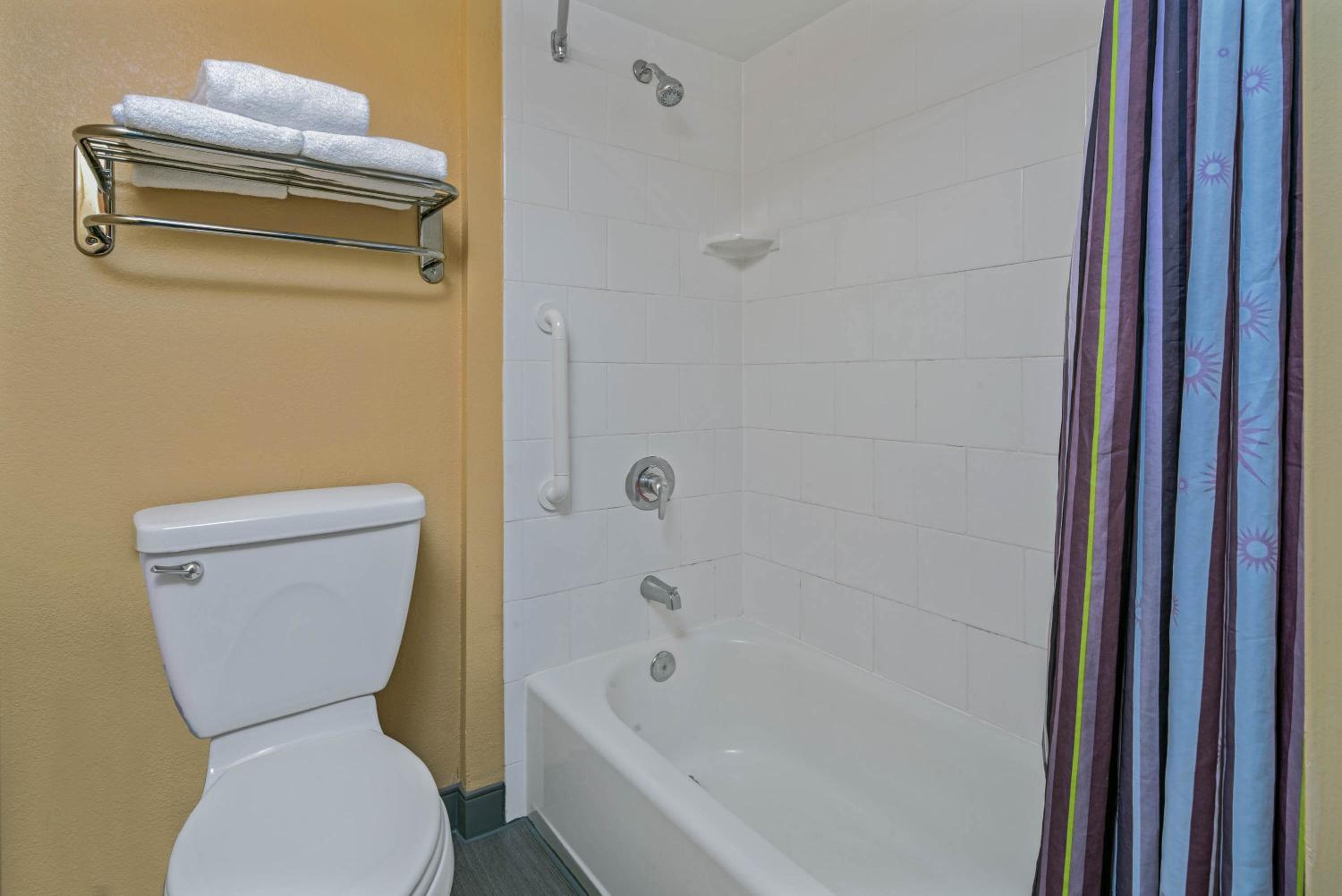 King Room - Non-Smoking - Photo 4