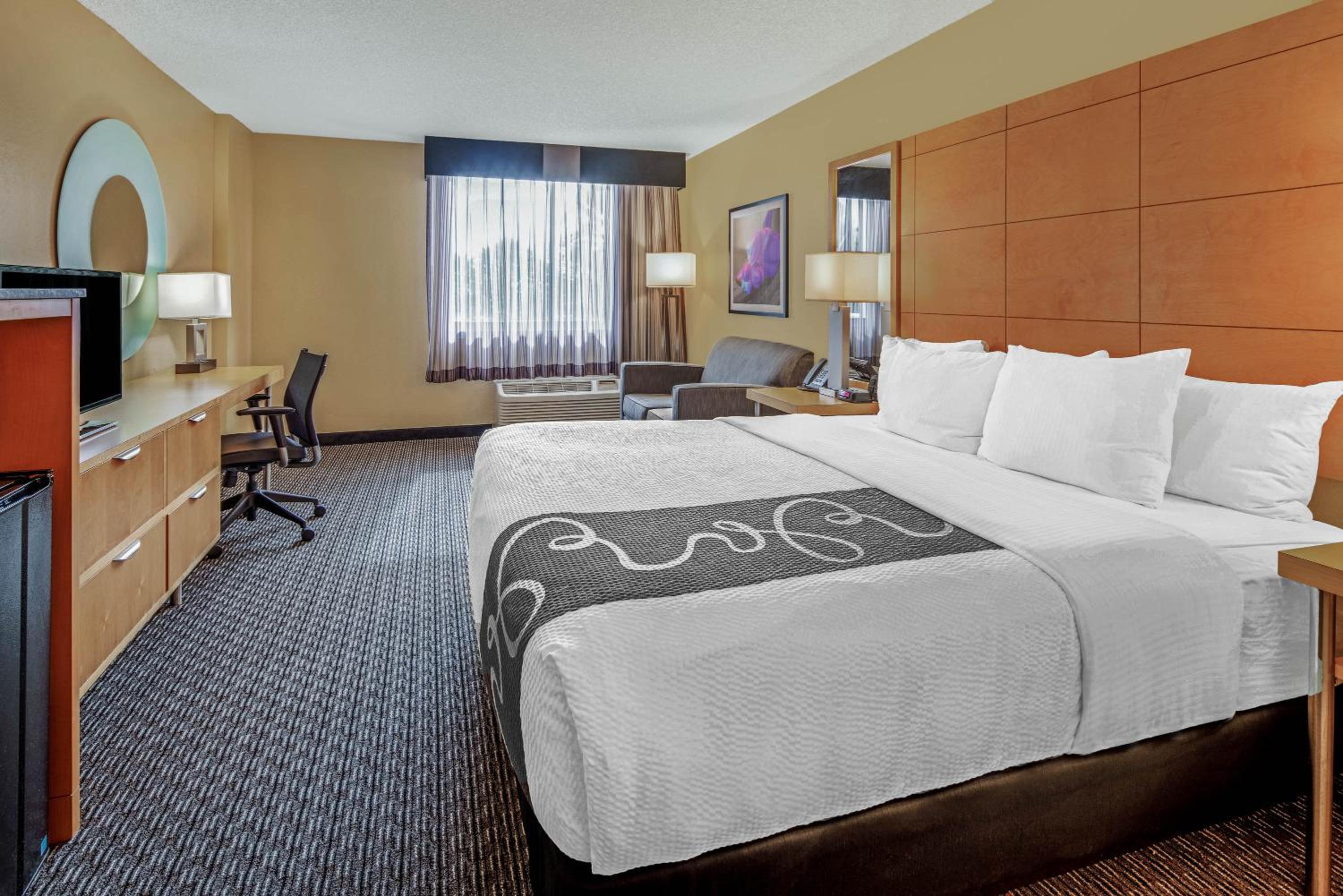 King Room - Non-Smoking - Photo 2