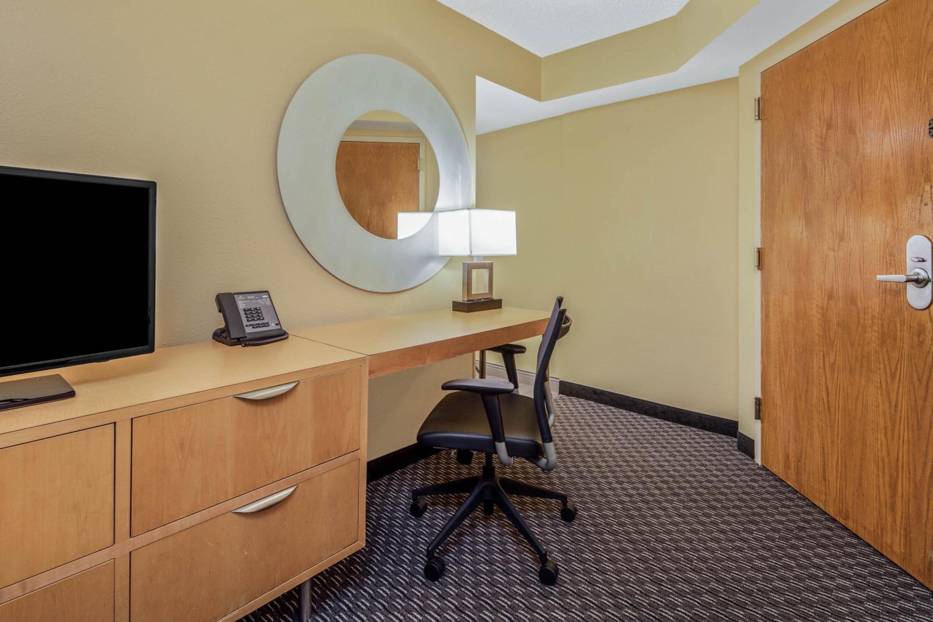 Deluxe Suite with Two Double Beds - Non-Smoking - Photo 4