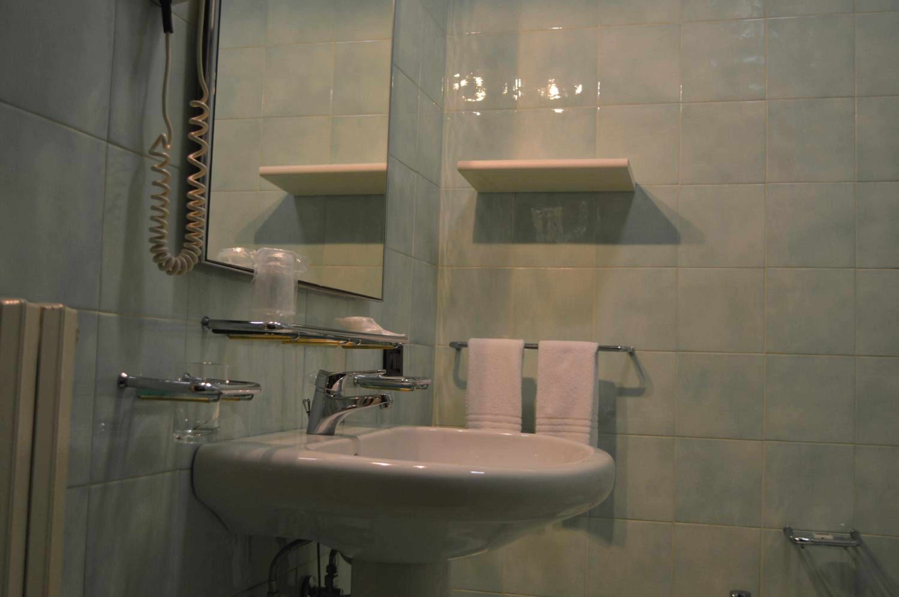 Standard Double Room - Photo 5