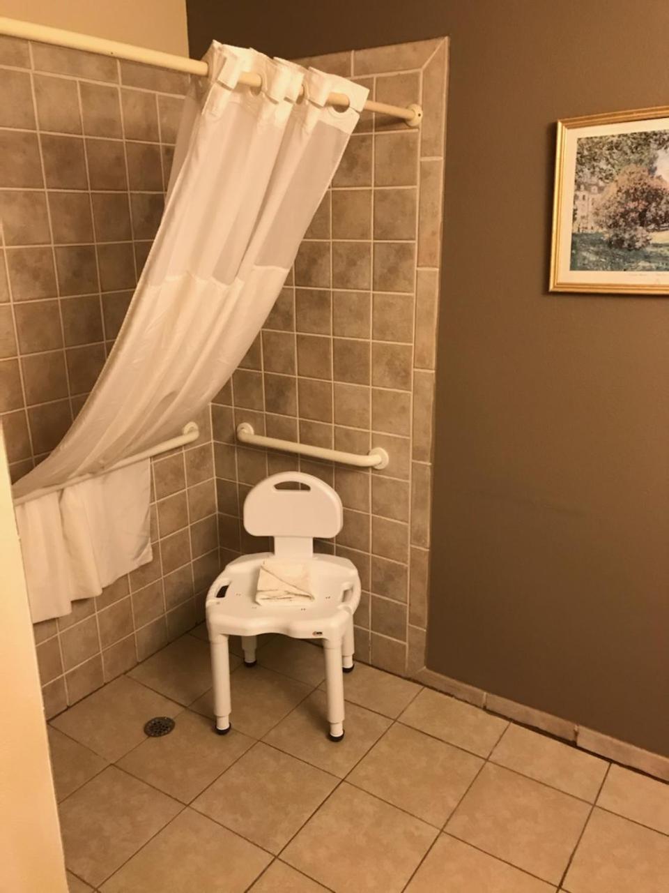 King Room - Accessible/Non-Smoking - Photo 2