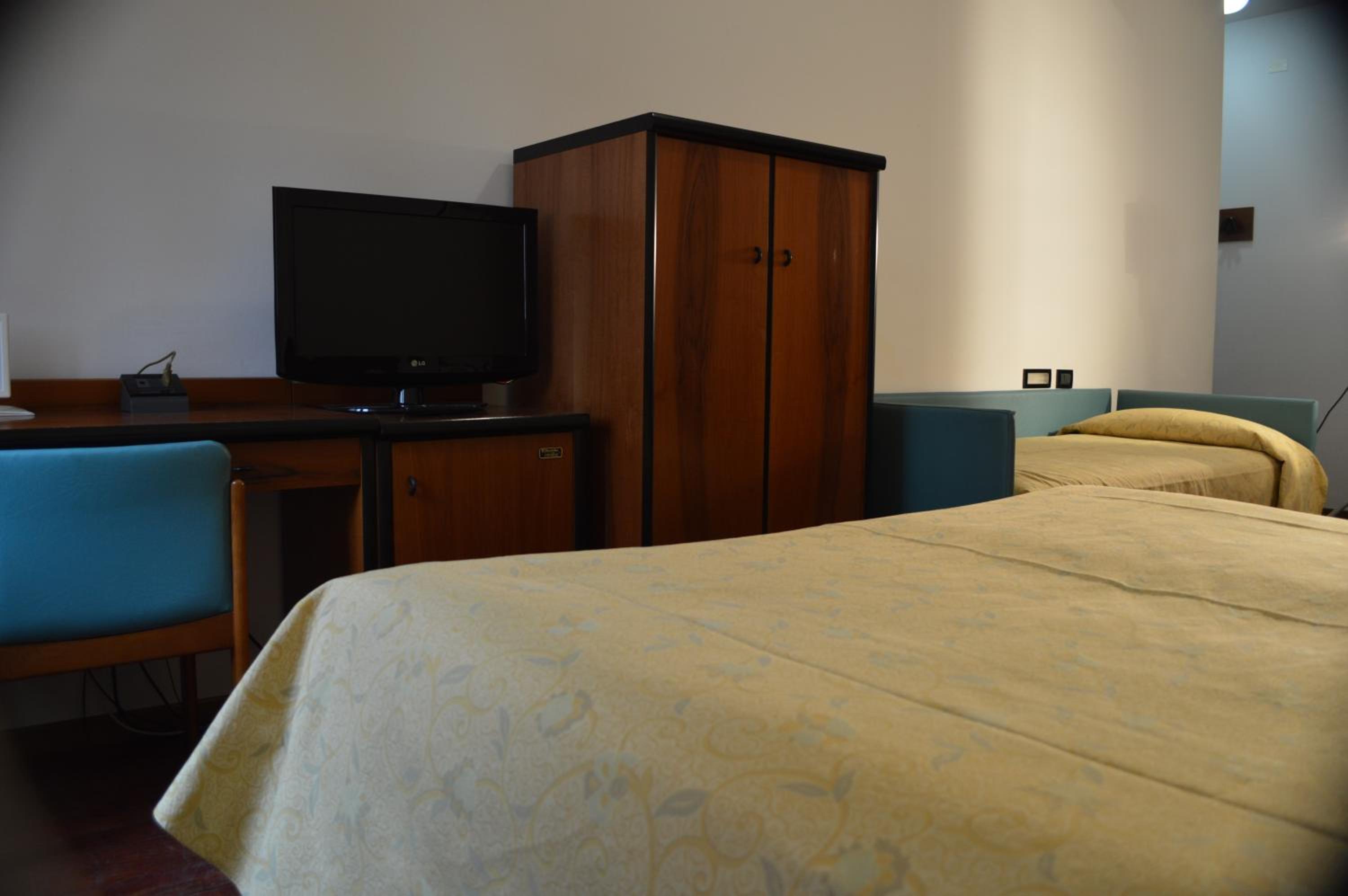 Standard Triple Room - Photo 3