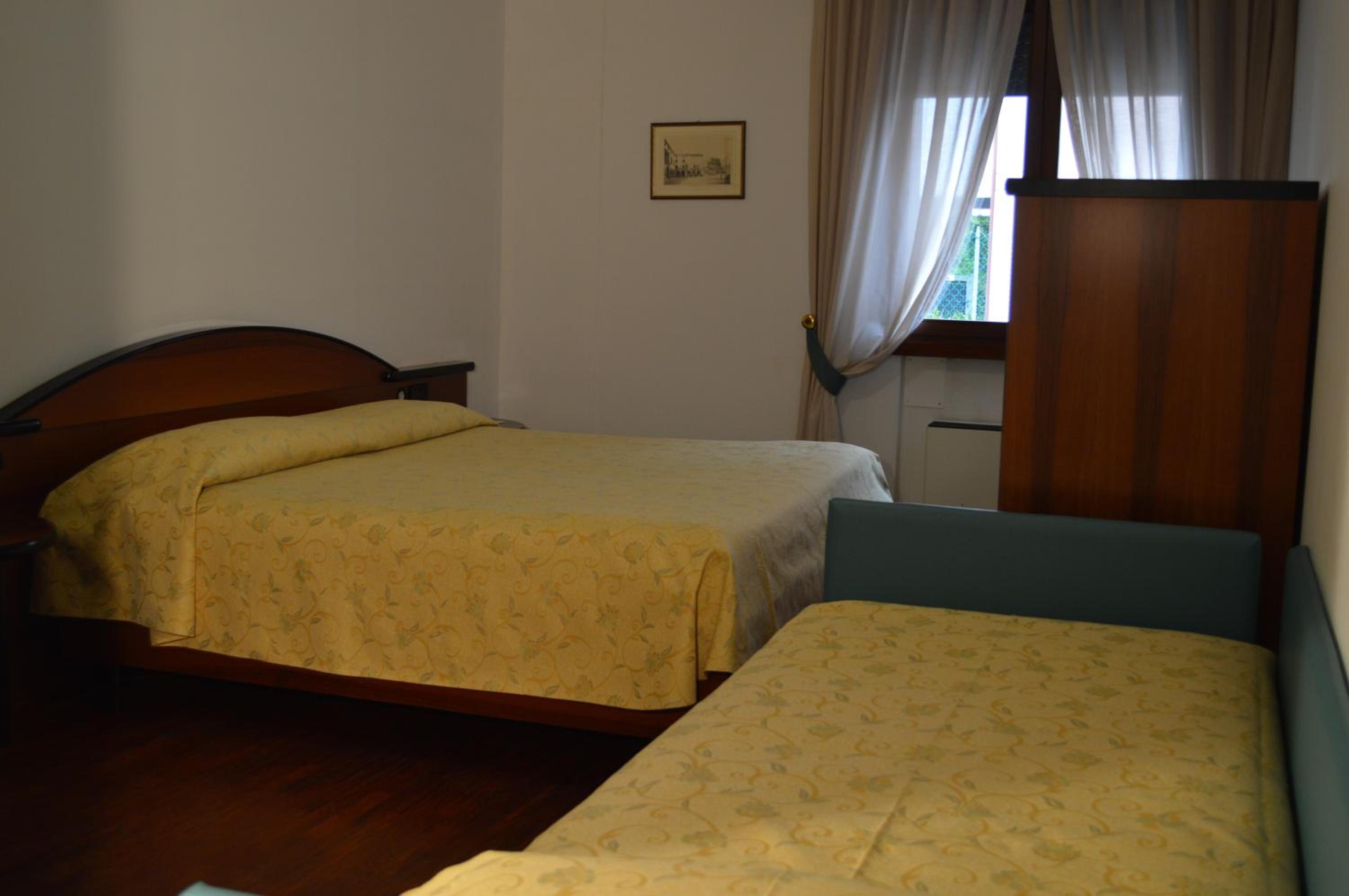 Standard Triple Room - Photo 4