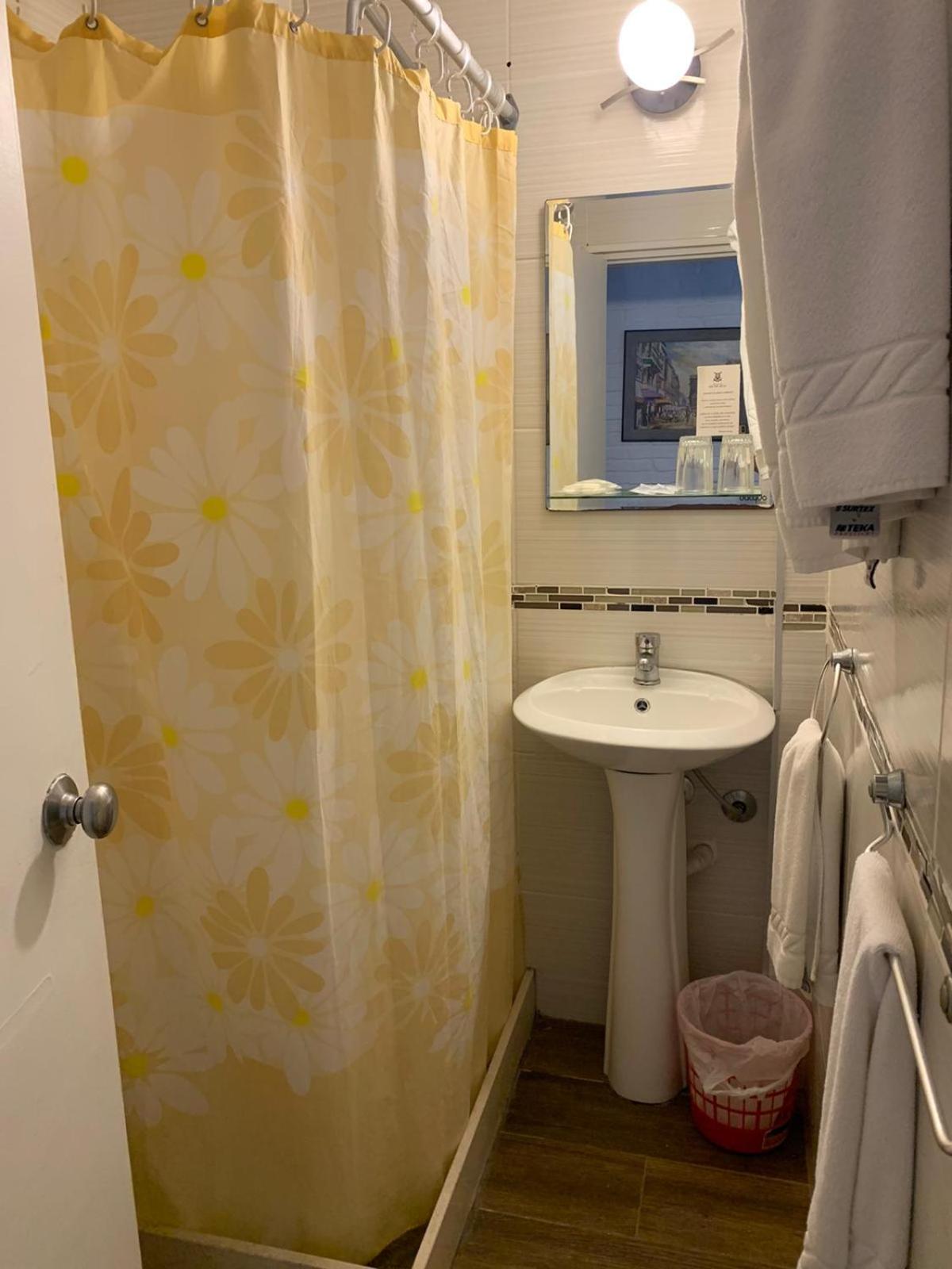 Standard Twin Room - Photo 8