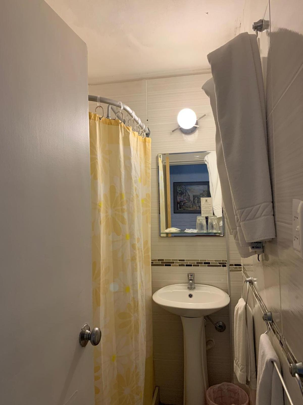 Standard Twin Room - Photo 5