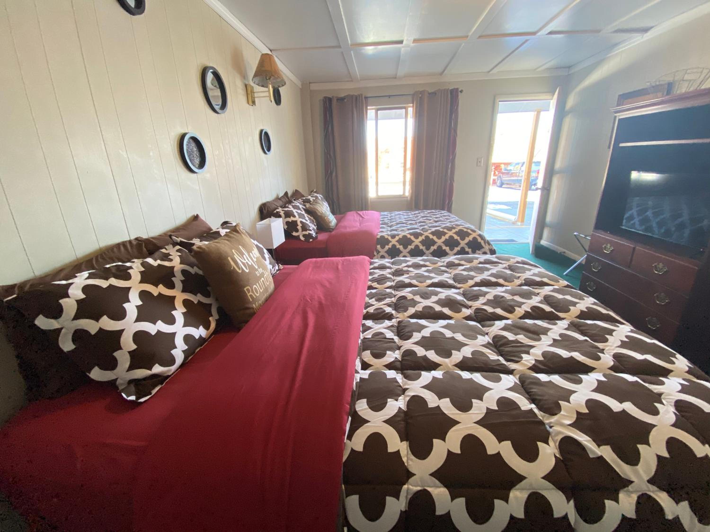 Economy Double Queen Room photo 1