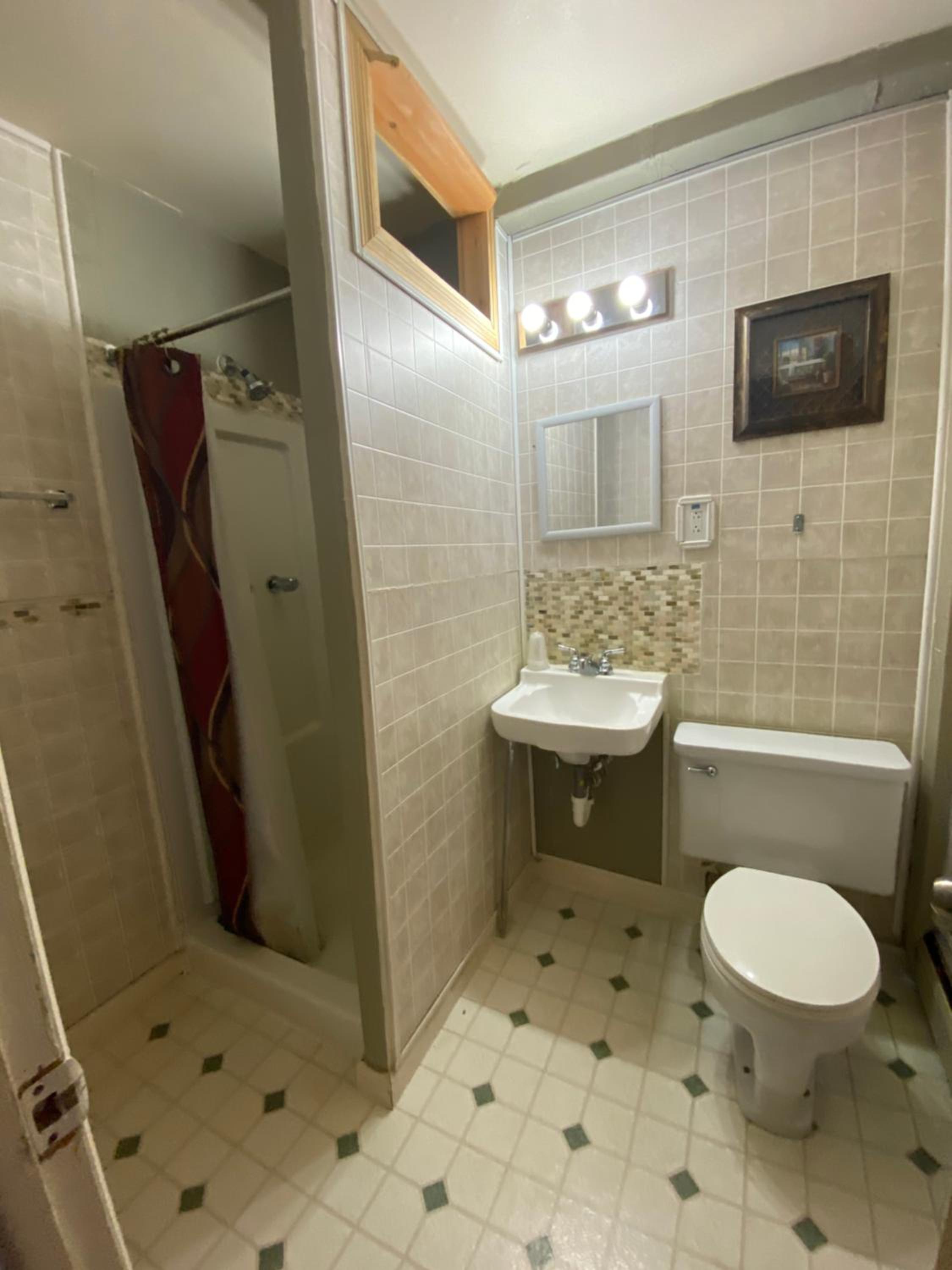 Economy Double Queen Room photo 2