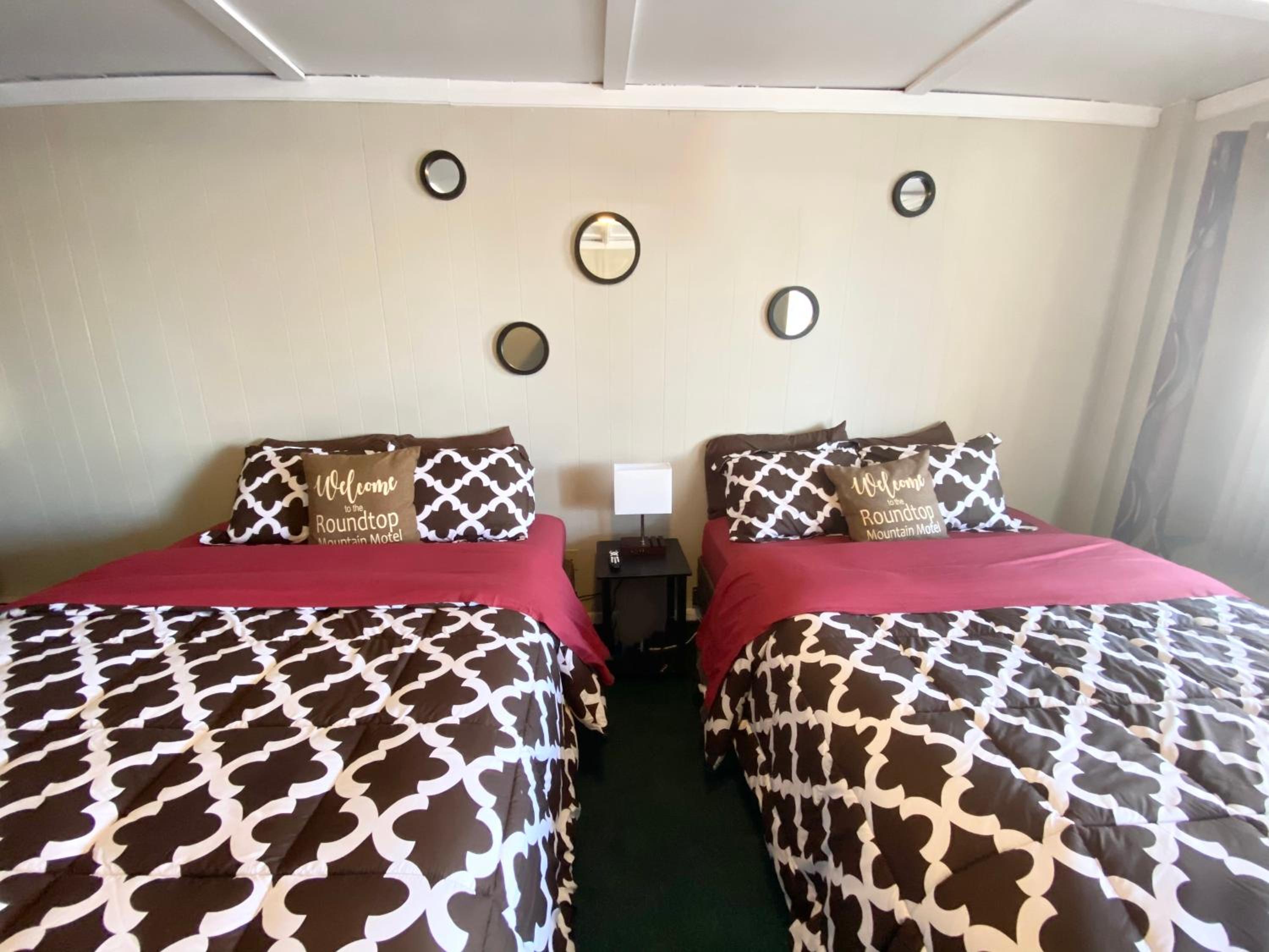 Economy Double Queen Room photo 3