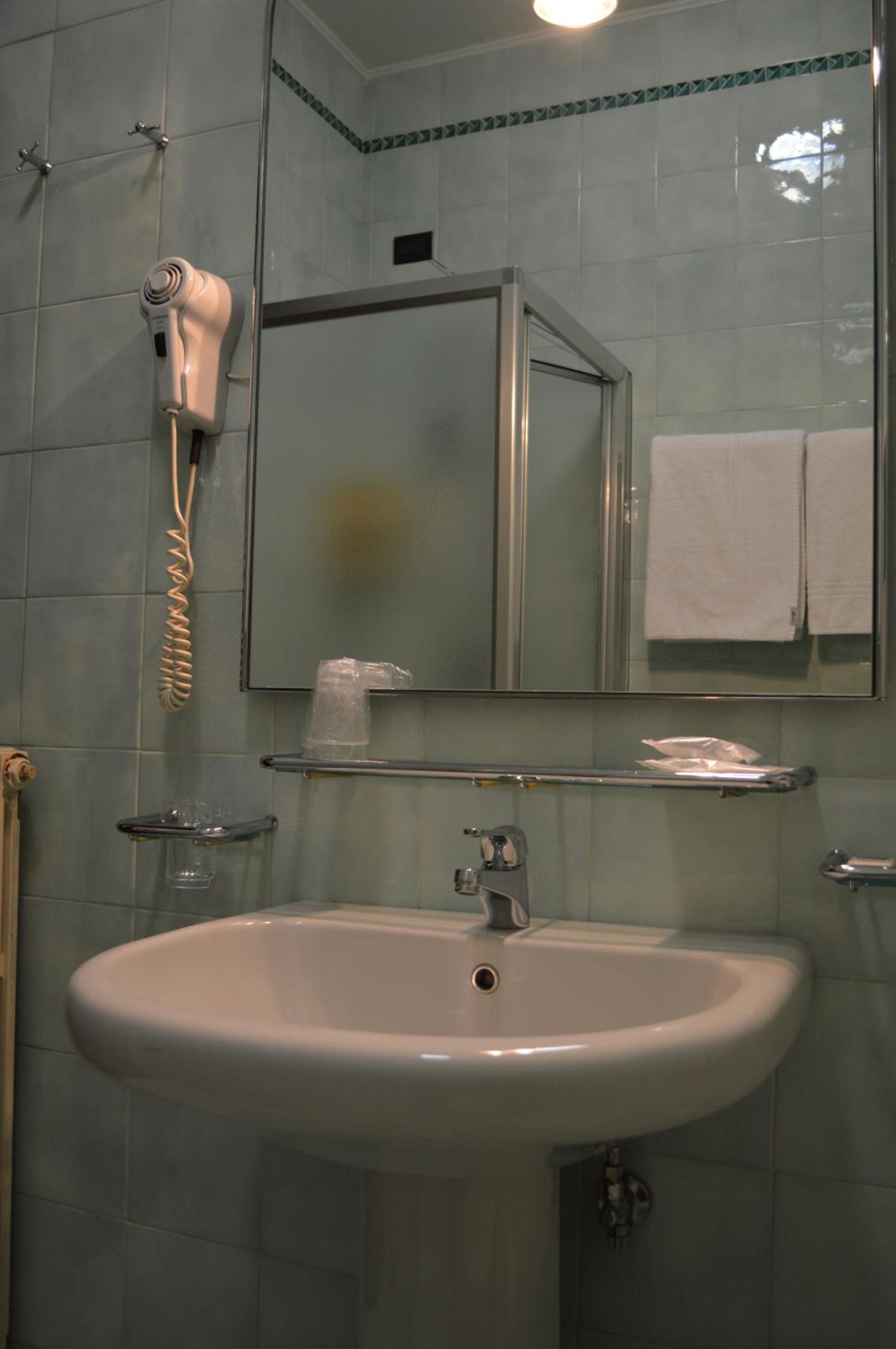 Standard Double Room - Photo 4