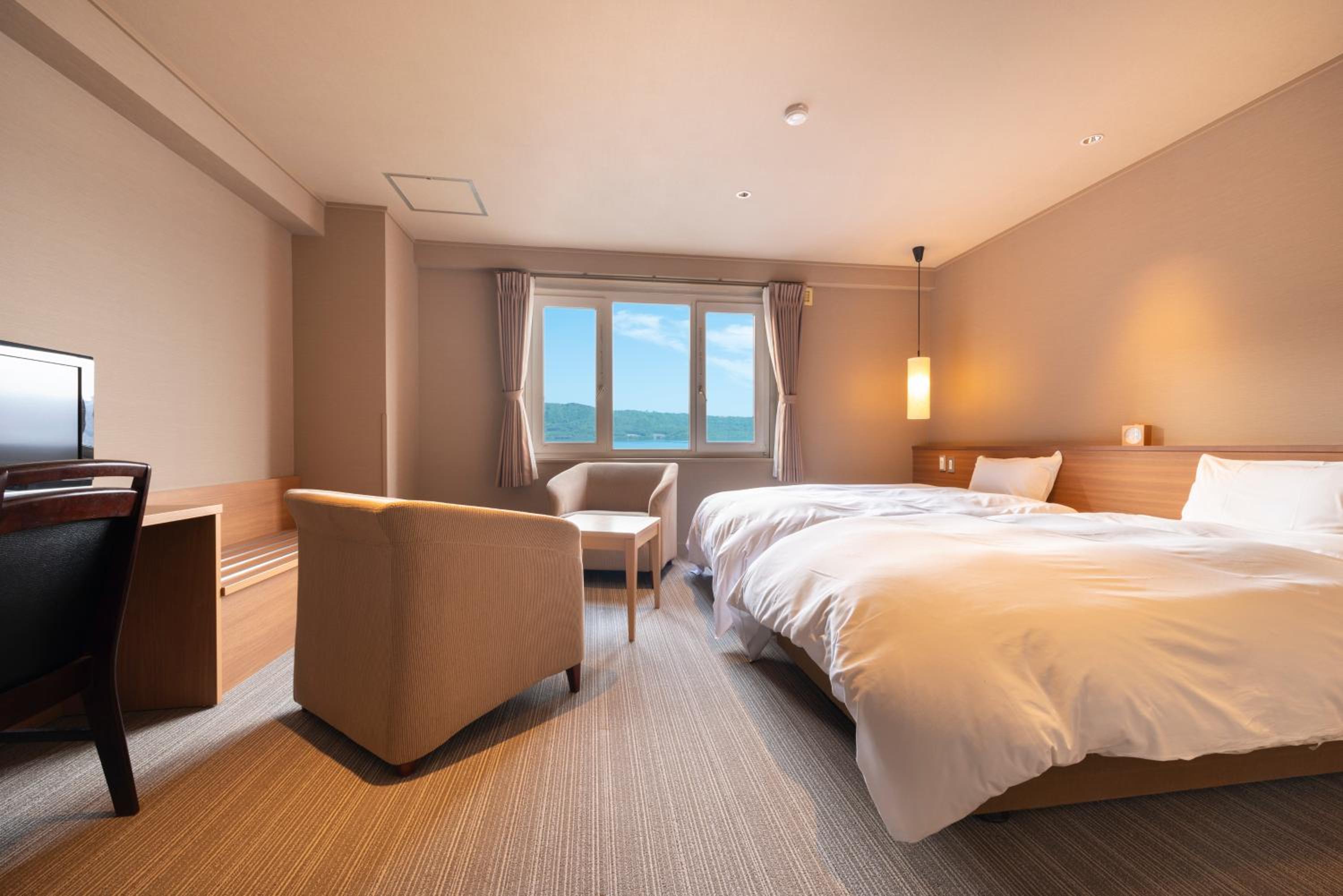 Twin Room with Lake View - Non-Smoking photo 2
