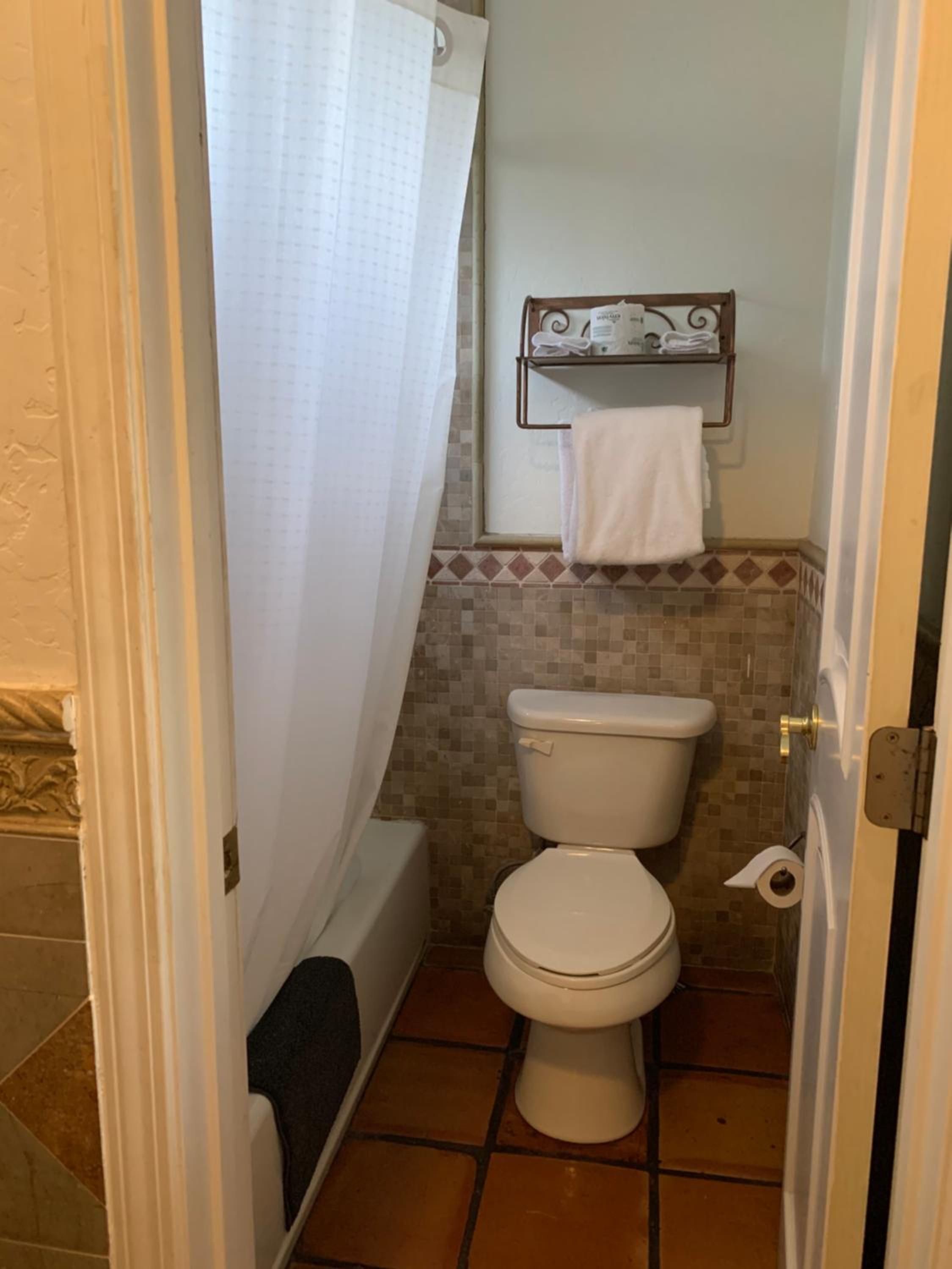King Suite with Spa Bath - Photo 7