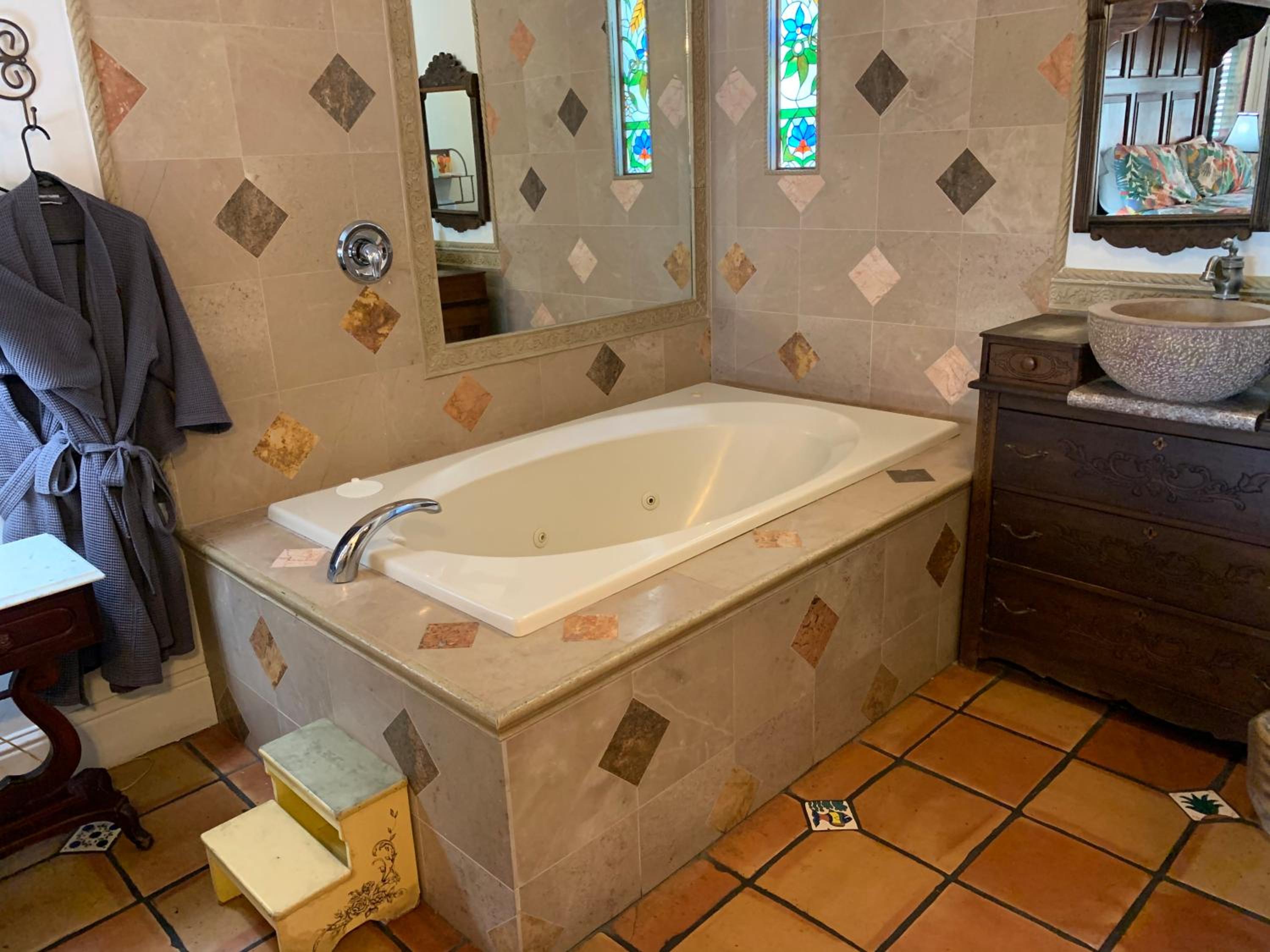 King Suite with Spa Bath - Photo 5