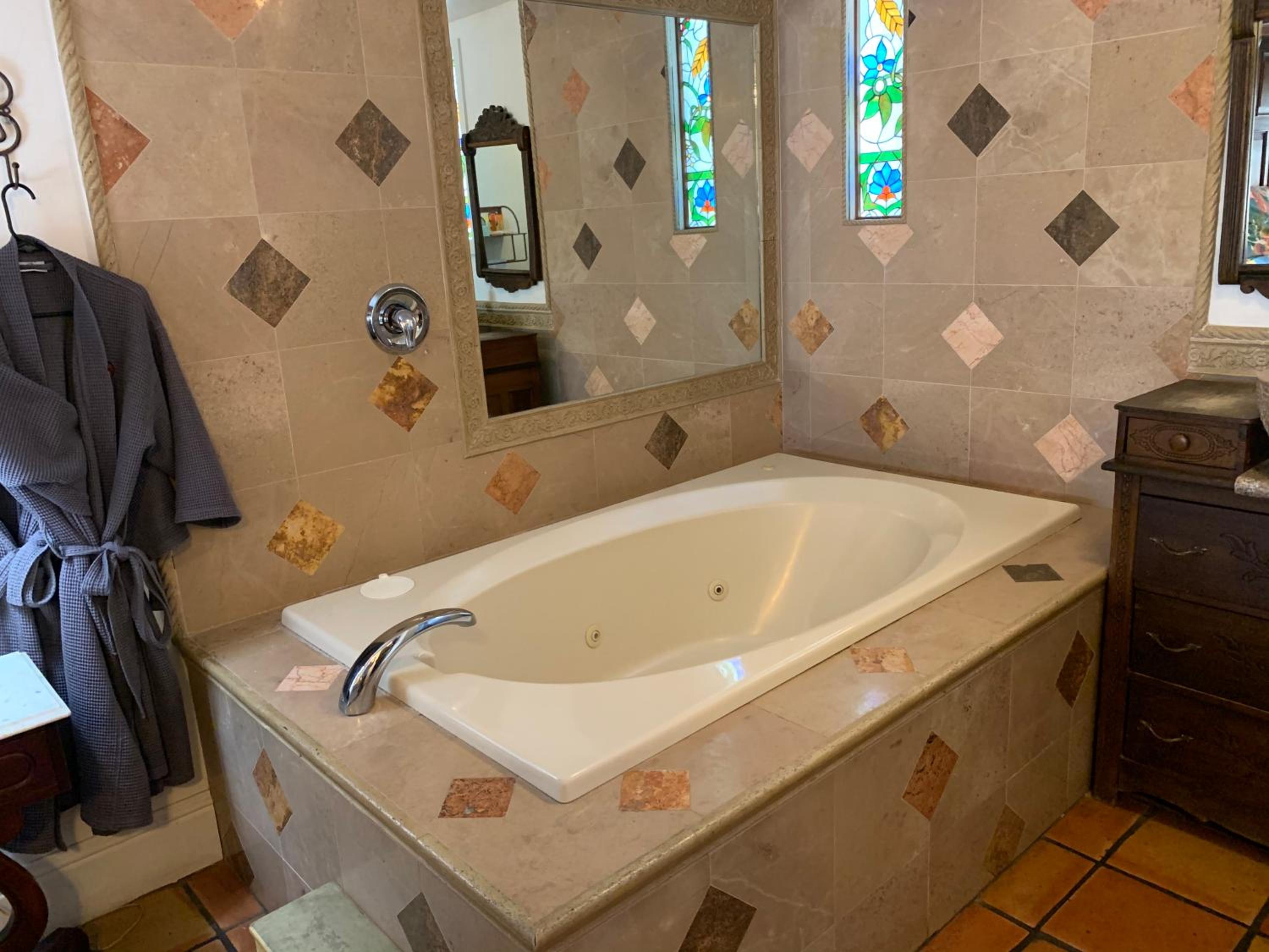 King Room with Spa Bath - Photo 9