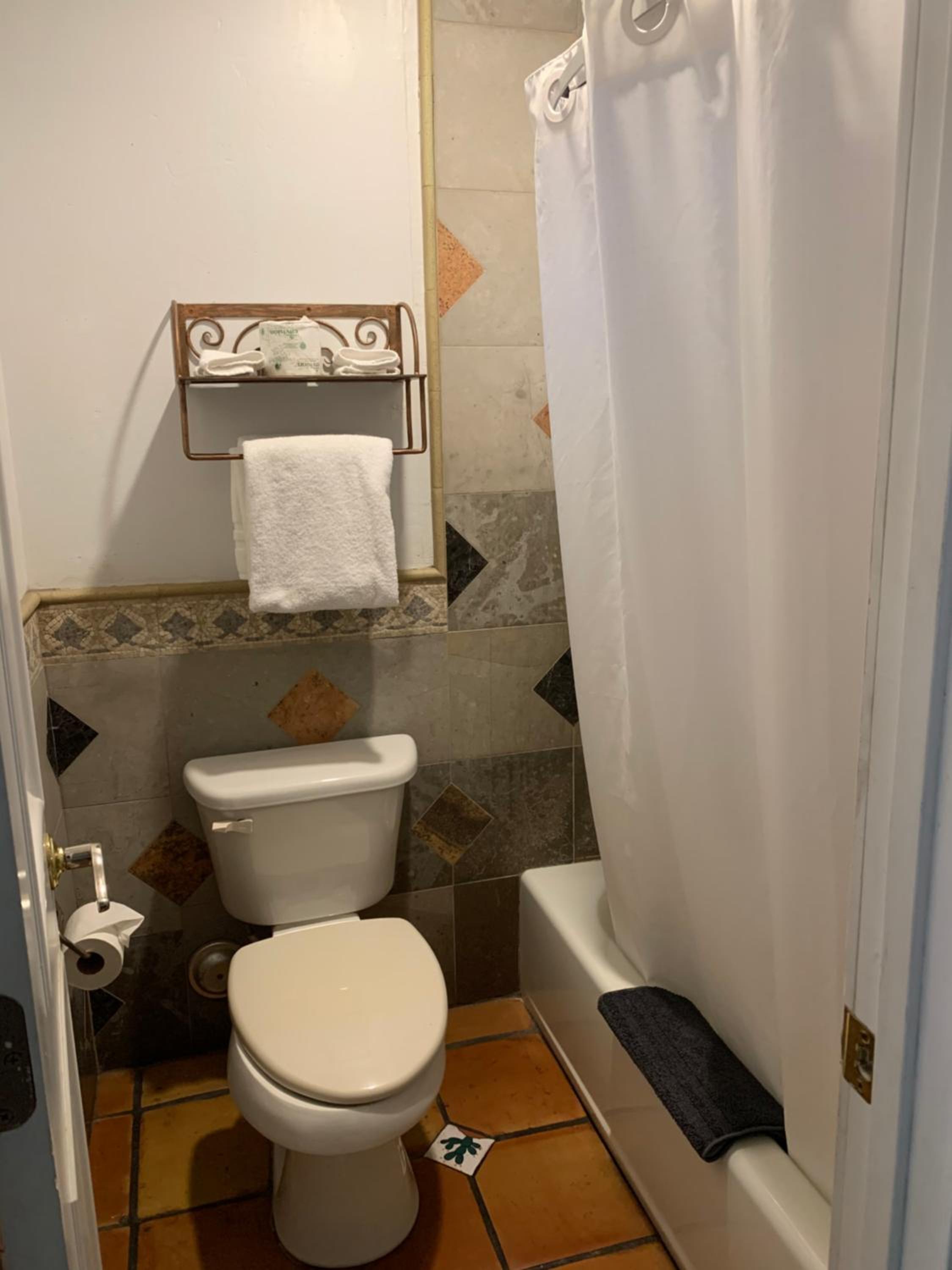 Standard Queen Room - Photo 5