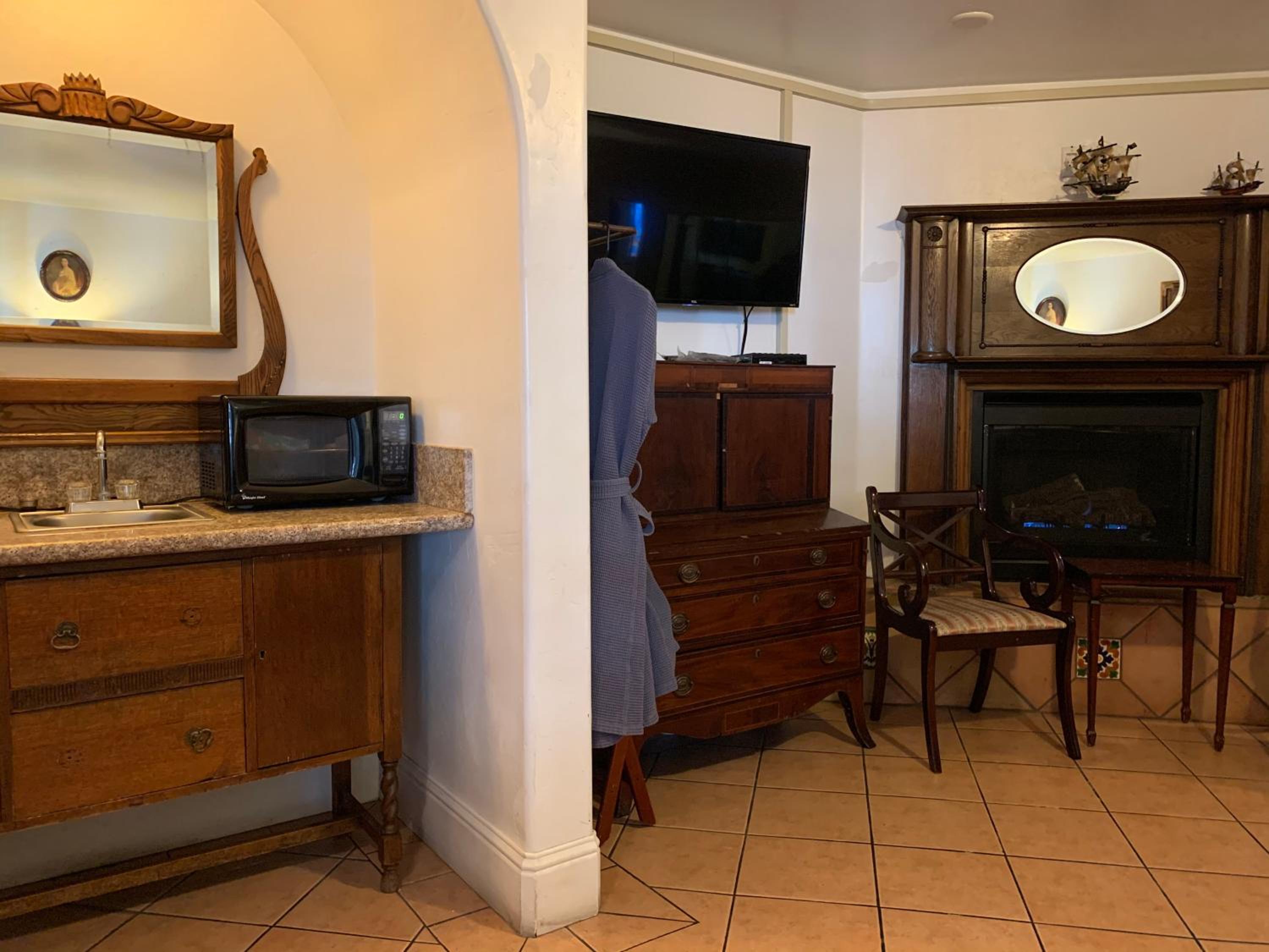 King Suite with Spa Bath - Photo 4