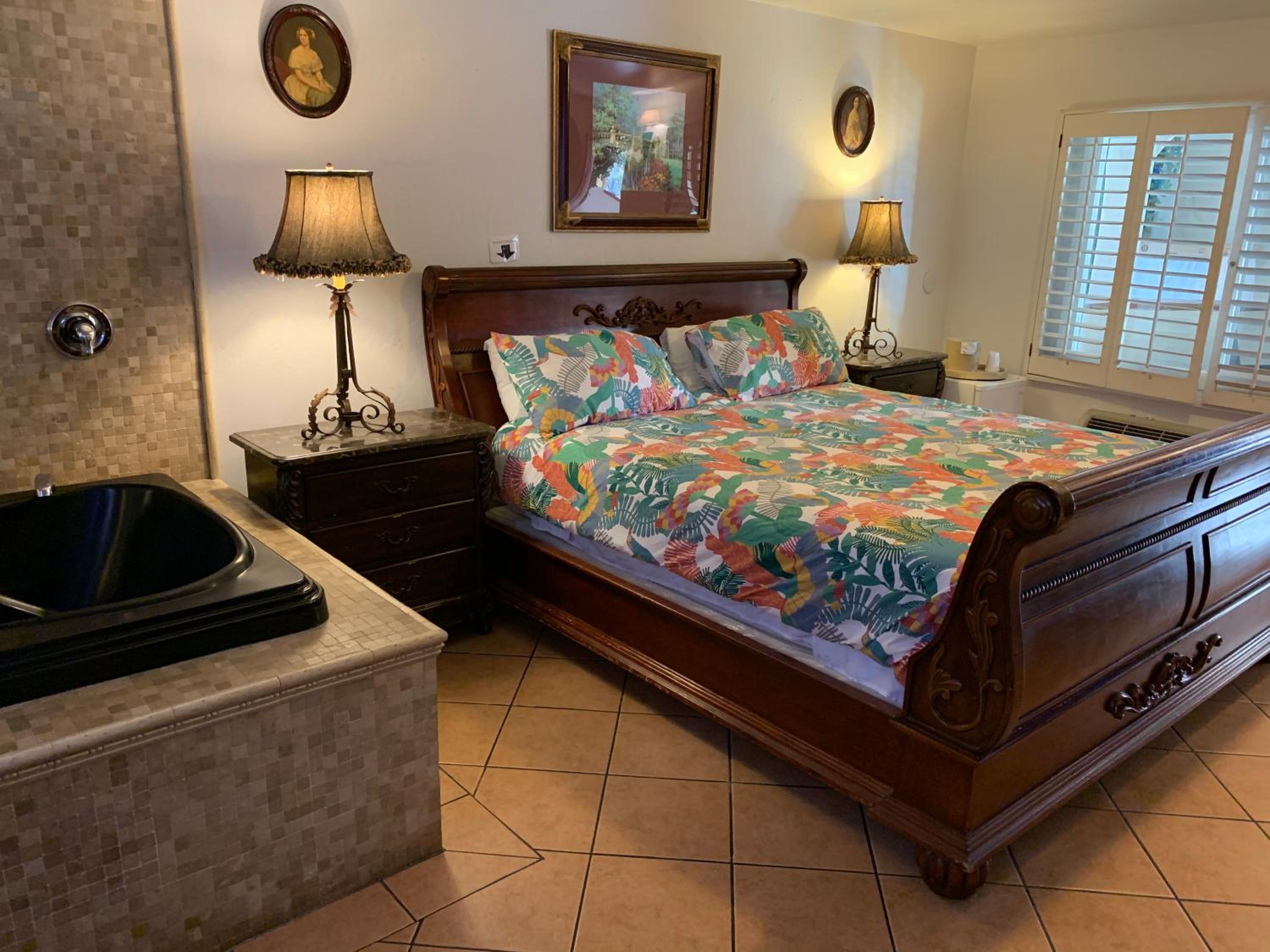 King Suite with Spa Bath - Photo 6