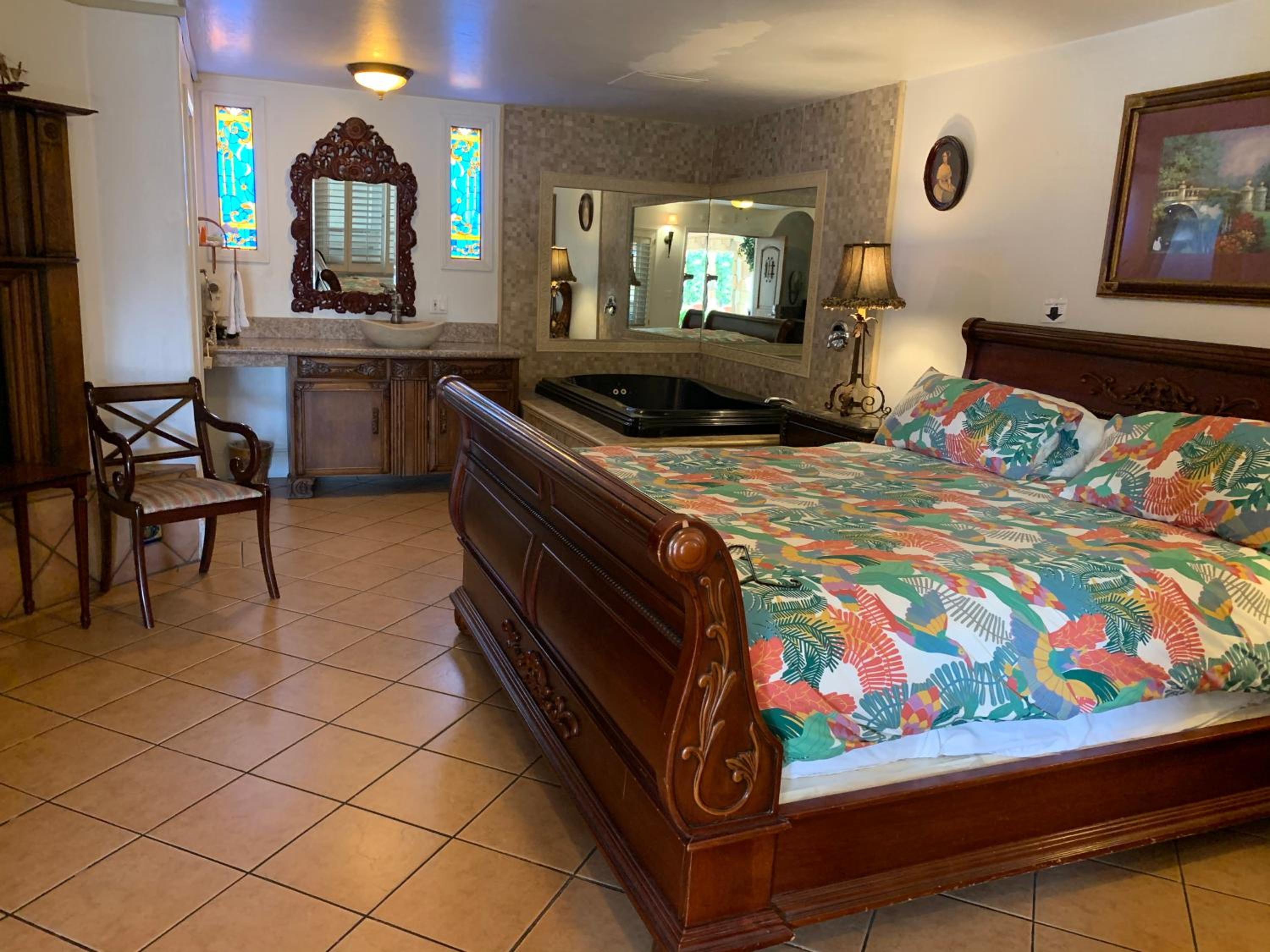 King Suite with Spa Bath - Photo 8