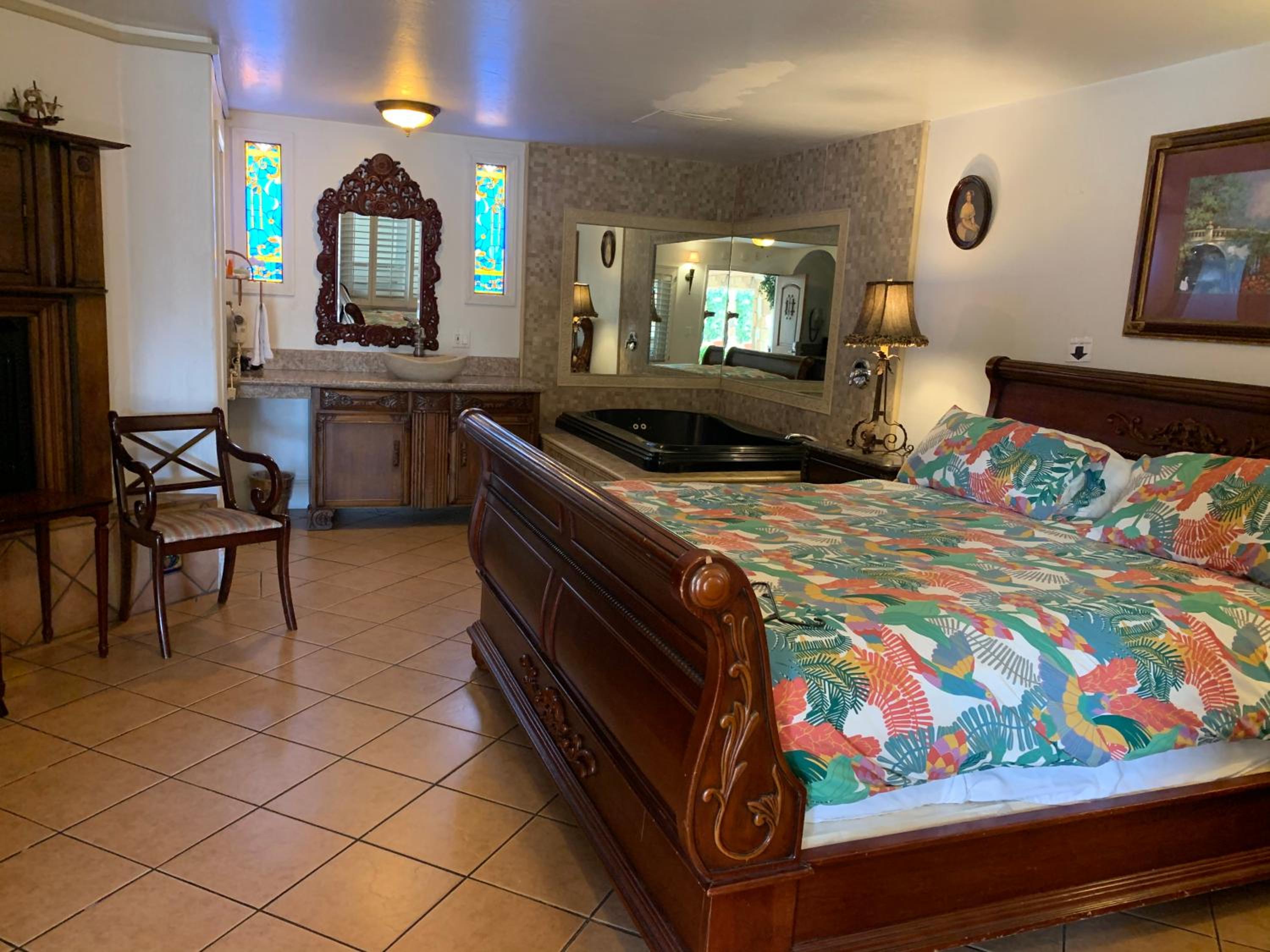 King Suite with Spa Bath - Photo 10