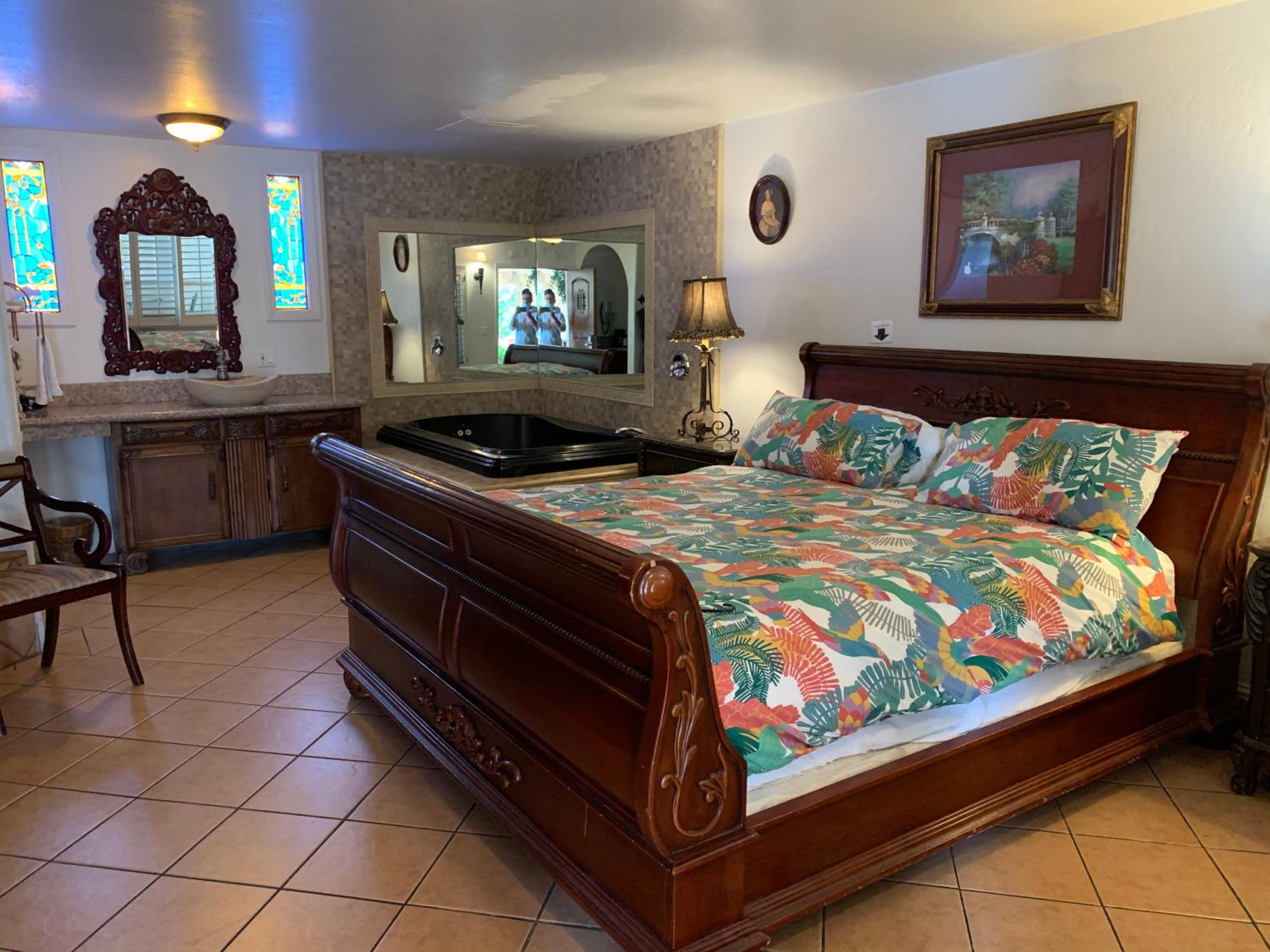 King Suite with Spa Bath - Photo 1