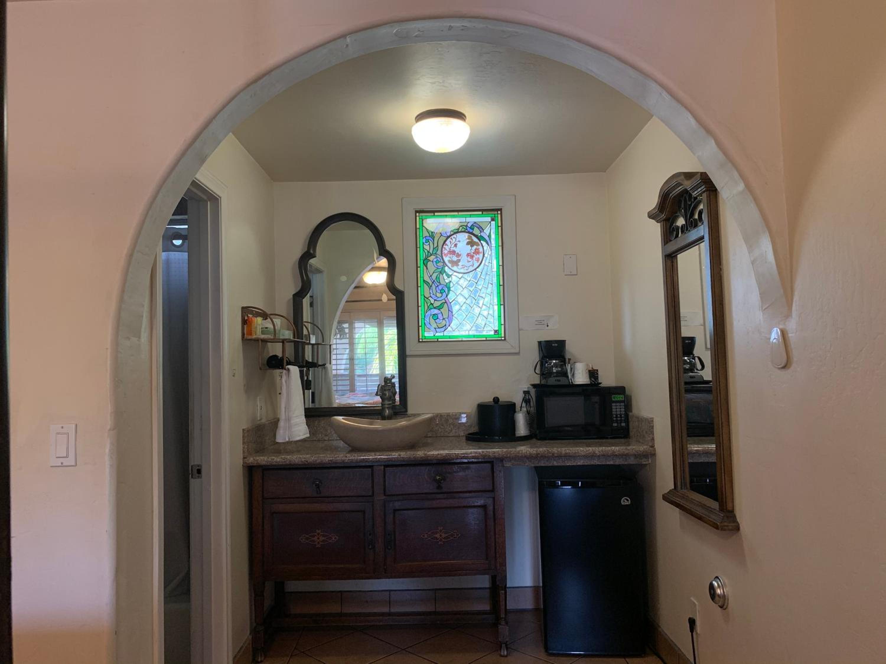 Standard King Room - Photo 6