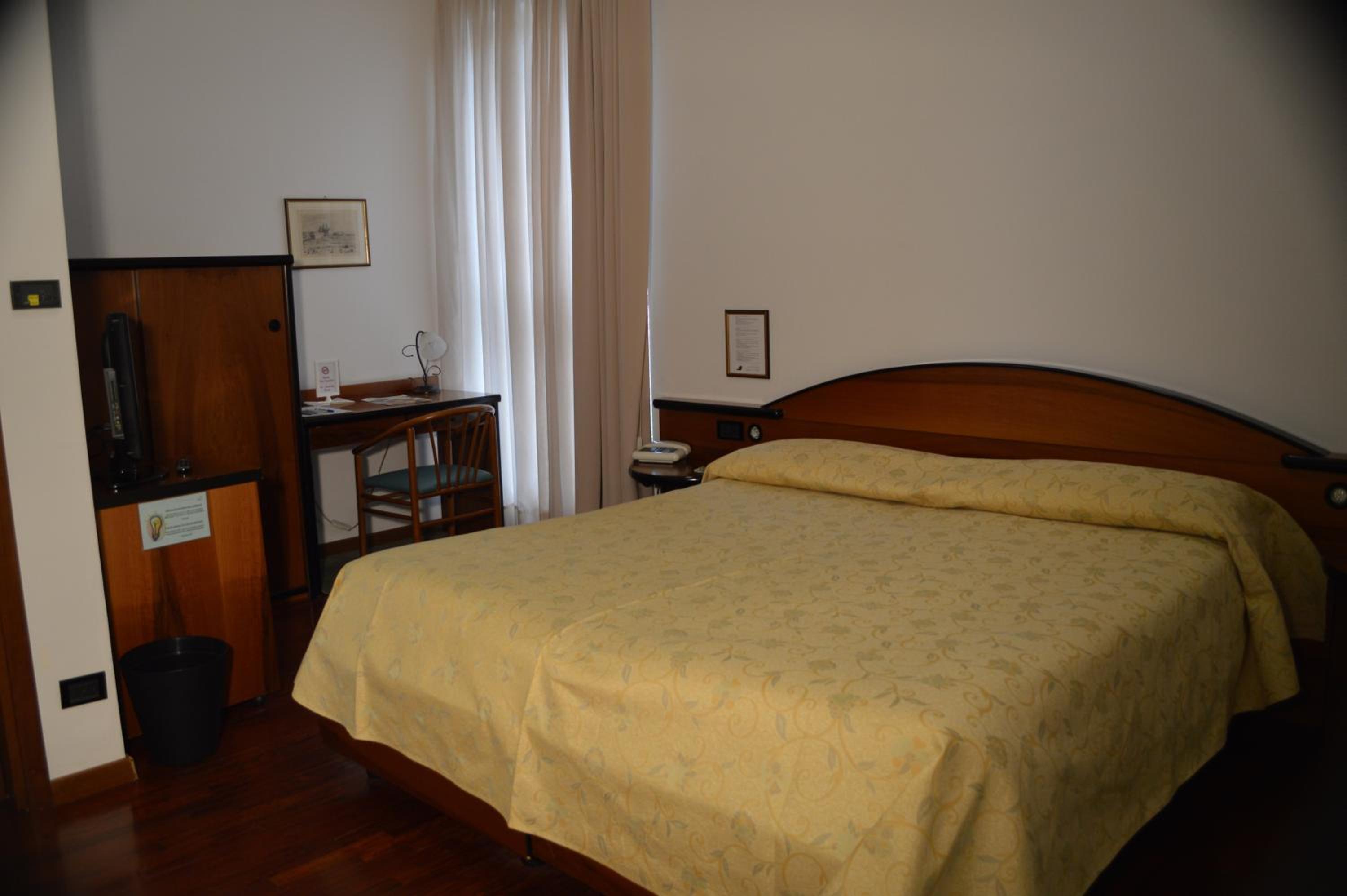 Standard Double Room - Photo 7