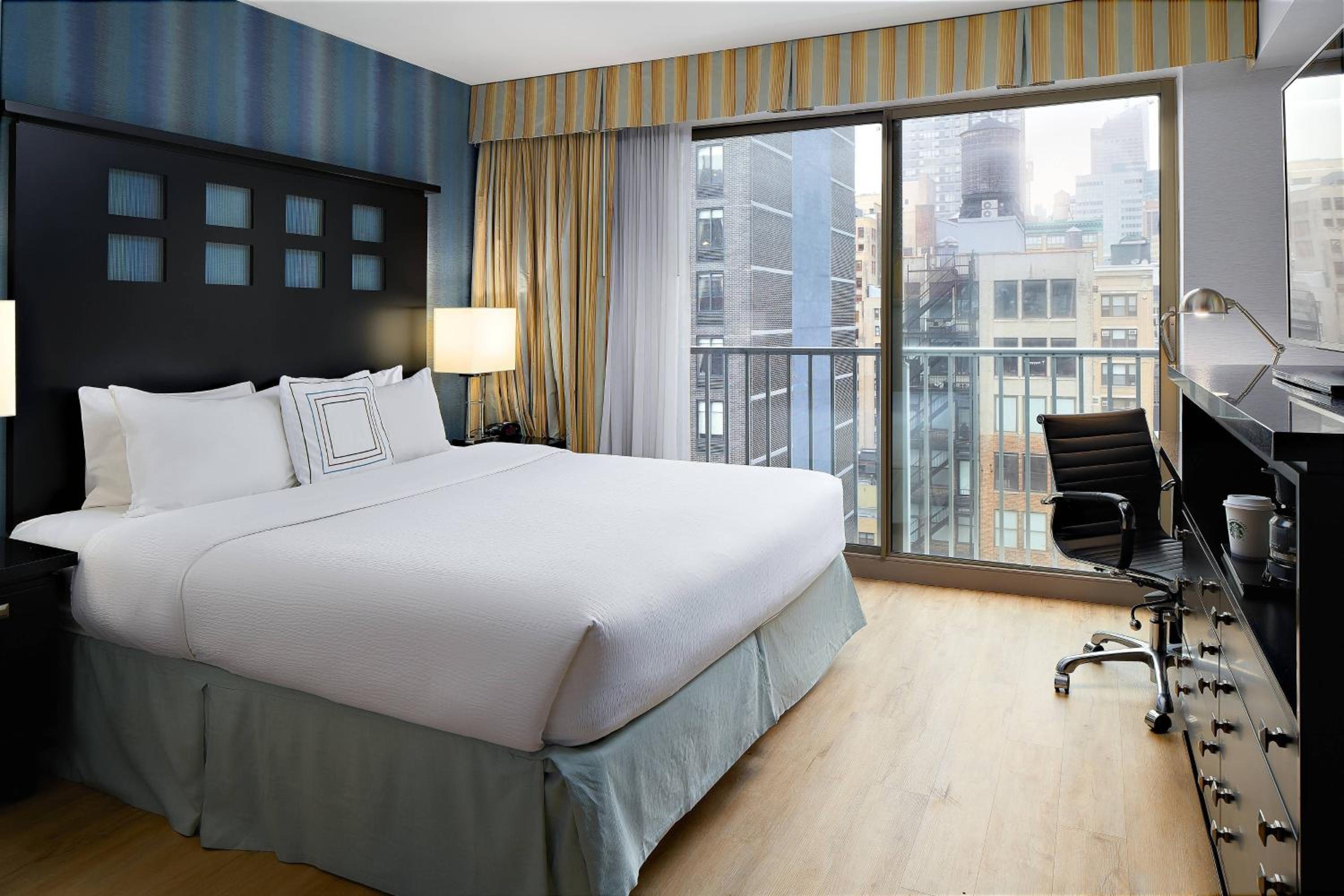 Larger King Room with City View and High Floor photo 1