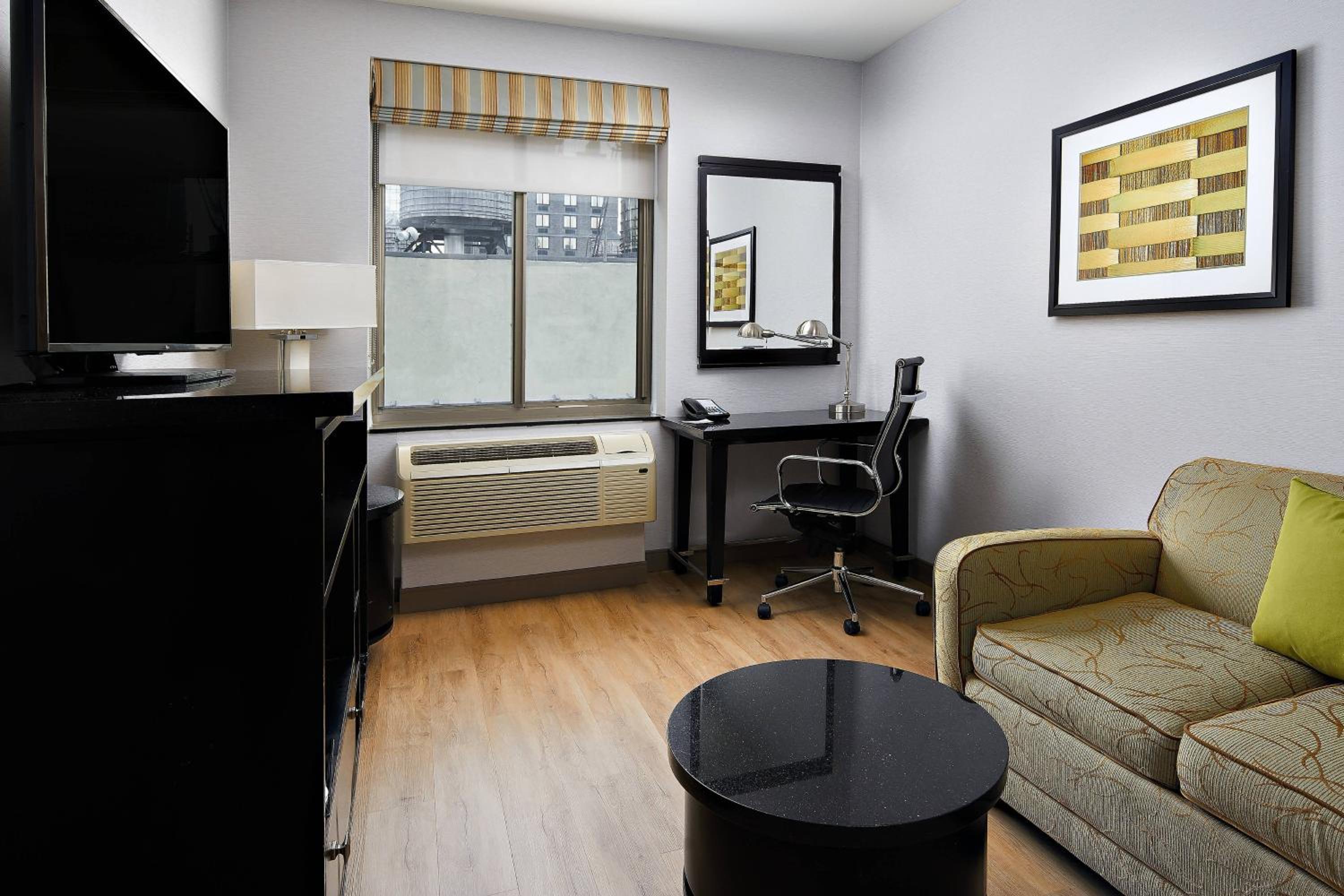 One-Bedroom King Suite with Sofa Bed photo 3