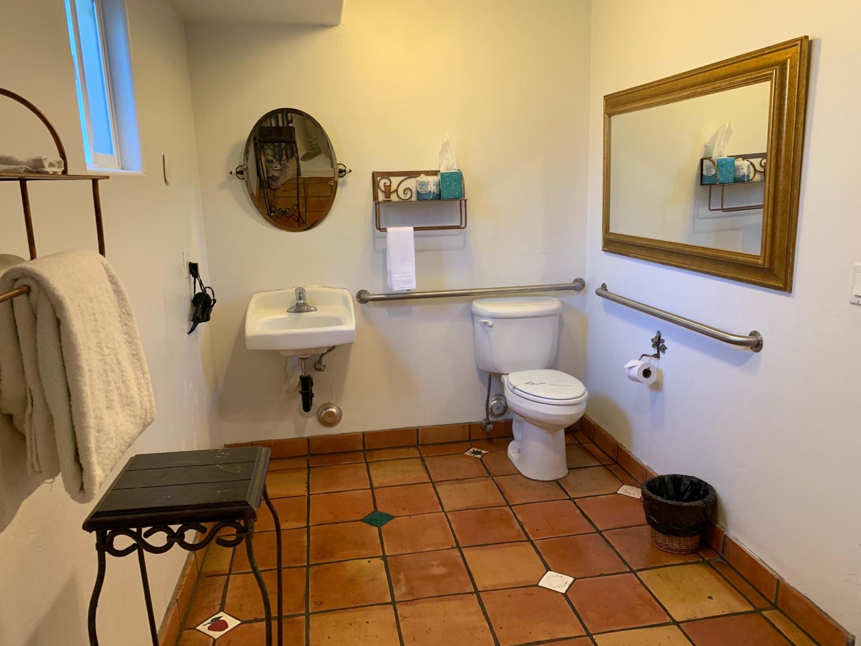 Queen Room - Disability Access - Photo 2