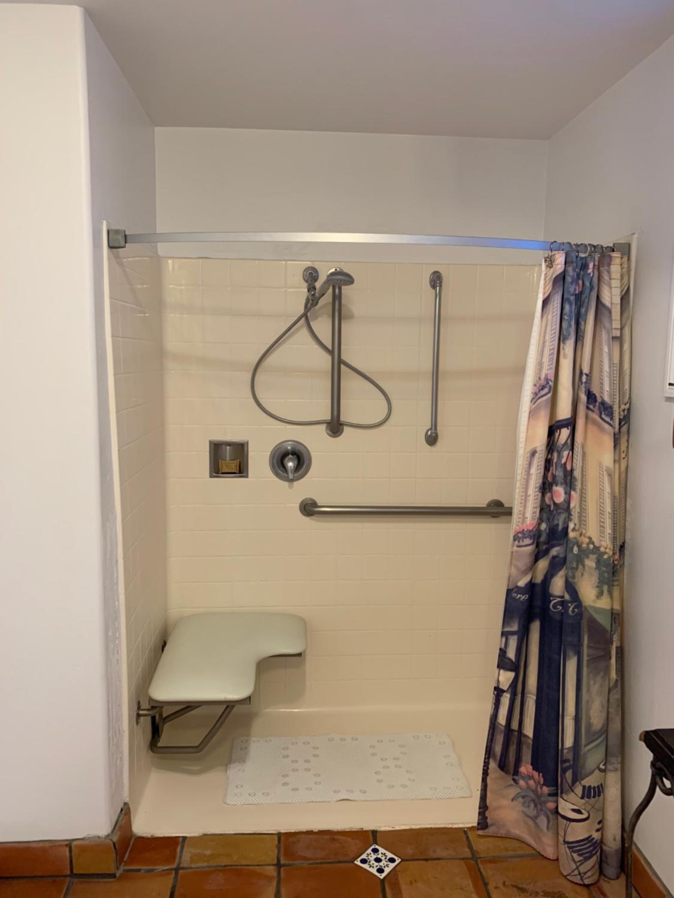 Queen Room - Disability Access - Photo 4