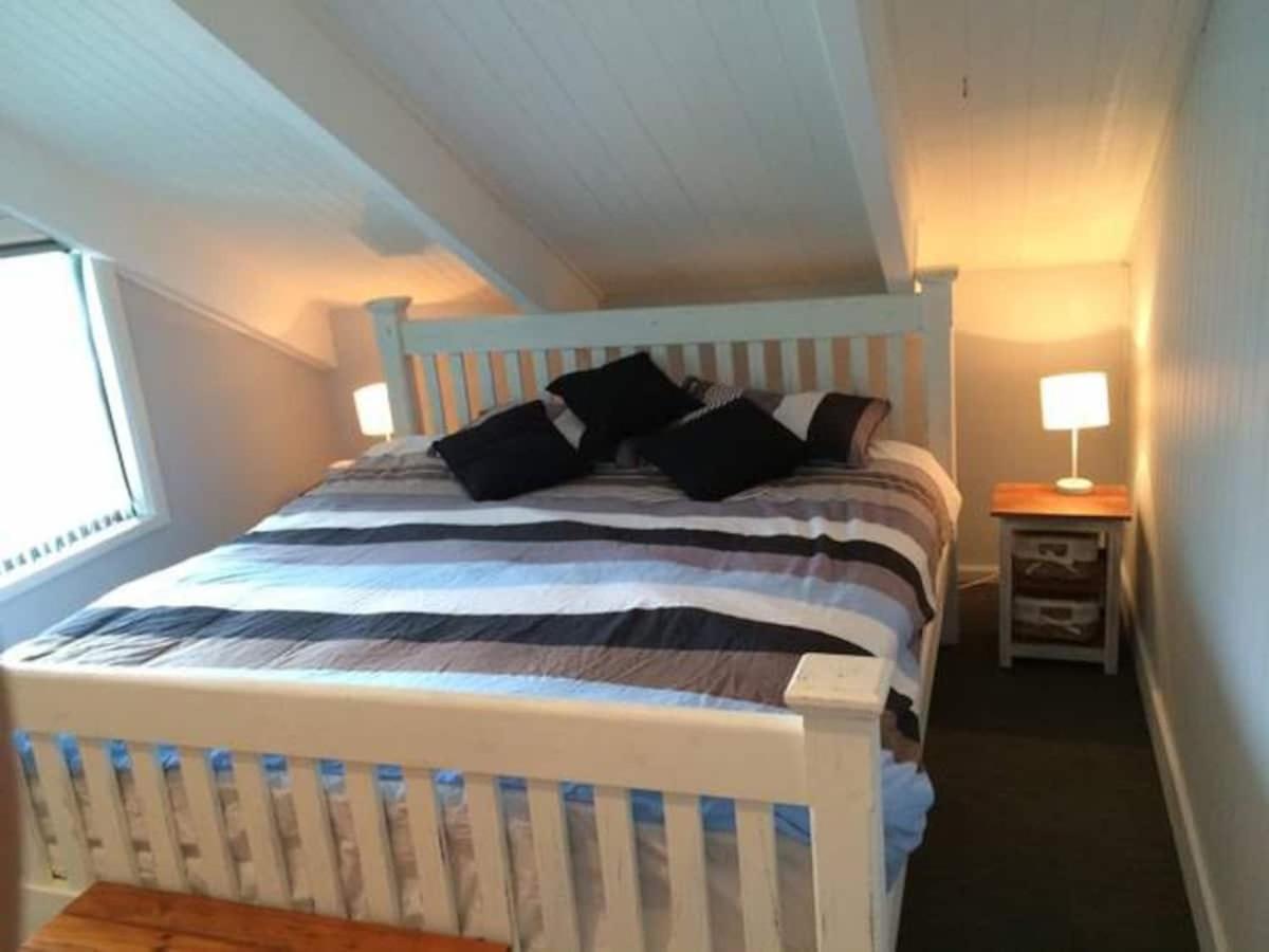 Five-Bedroom House photo 2